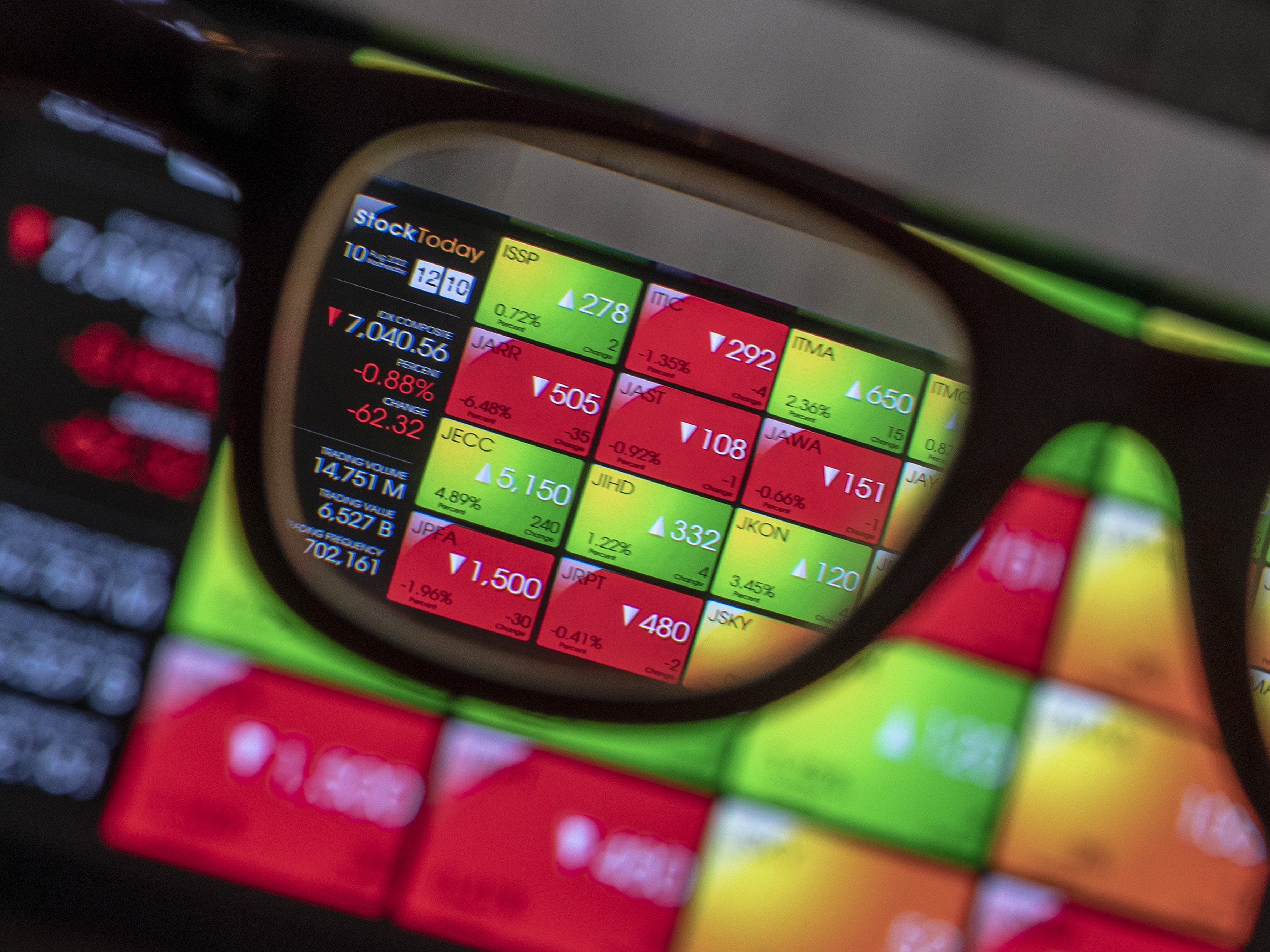 Karyawan melihat pergerakan Indeks Harga Saham Gabungan (IHSG) di Bursa Efek Indonesia, Jakarta, Rabu (10/8/2022).