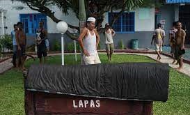 Ilustrasi: Para narapidana berjemur di bawah sinar matahari.