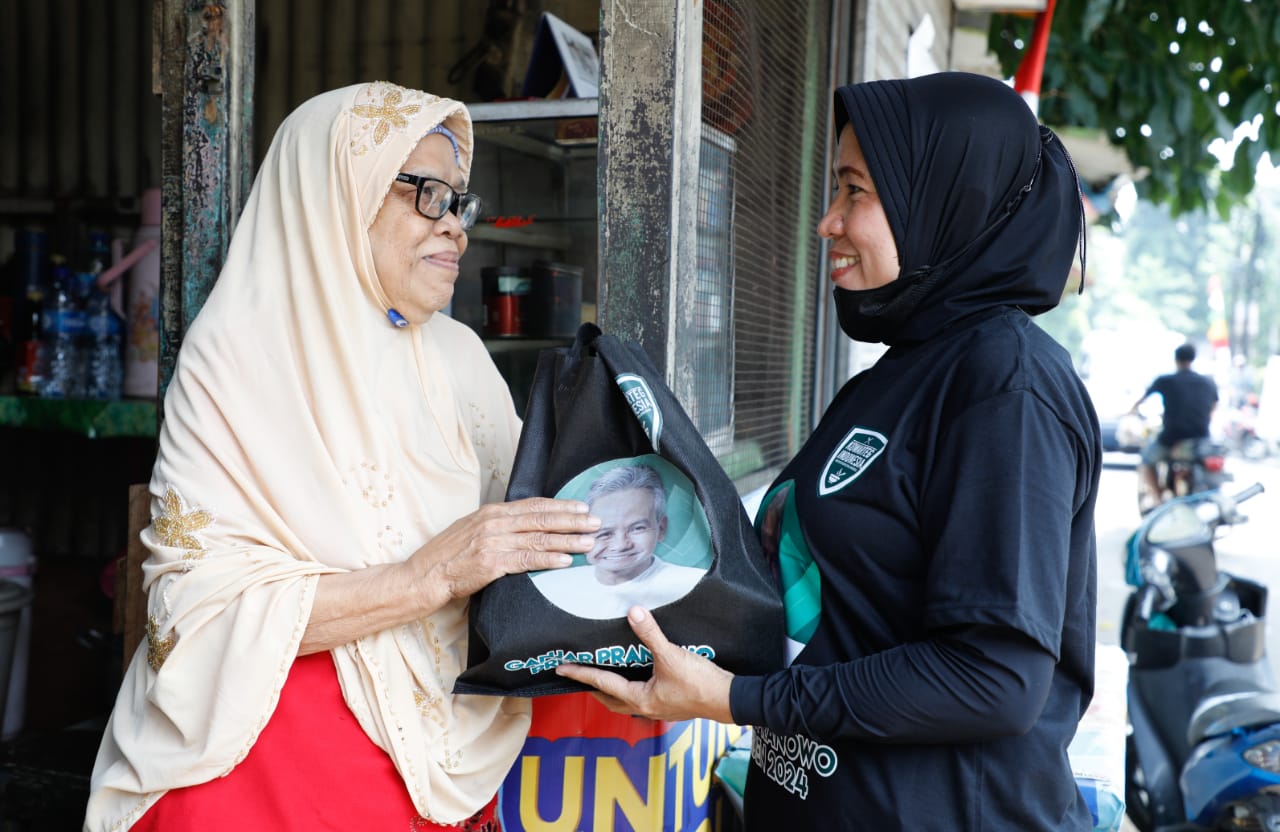  Pedagang Pasar Kebon Pala, Jatinegara, Jakarta Timur, mendadak heboh saat didatangi tak kurang dari 50 relawan Komunitas Warteg (Kowarteg) 