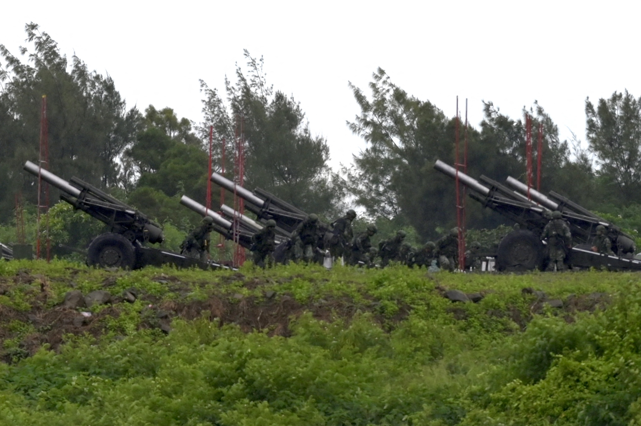 Militer Taiwan menggunakan howitzer dalam latihan tempur, Selasa (9/8).