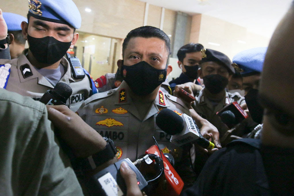 Irjen Sambo (tengah)