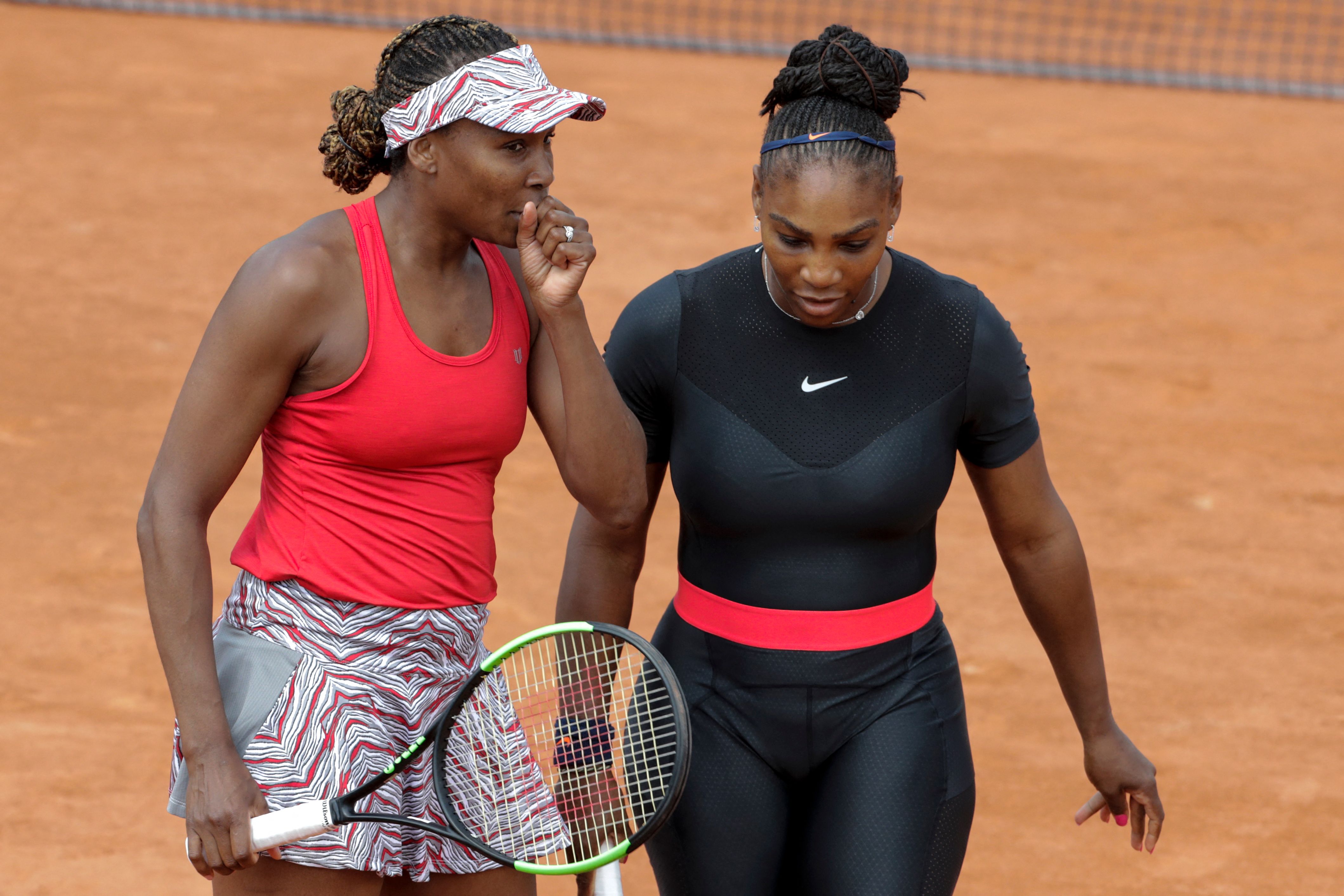 Petenis Venus Williams (kiri) dengan Serena Williams (kanan)