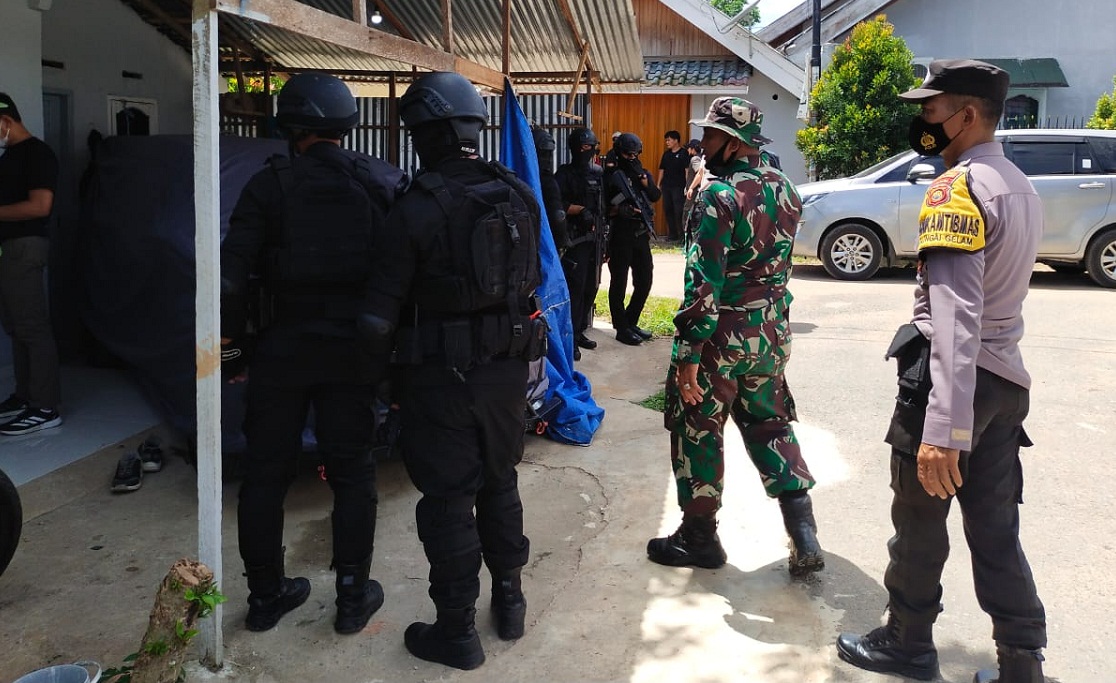 Tim Densus 88 menggeledah sebuah rumah di Perumahan Argenta I RT 01 Desa Mekar Jaya Kecamatan Sungai Gelam, Muarojambi, Jambi.