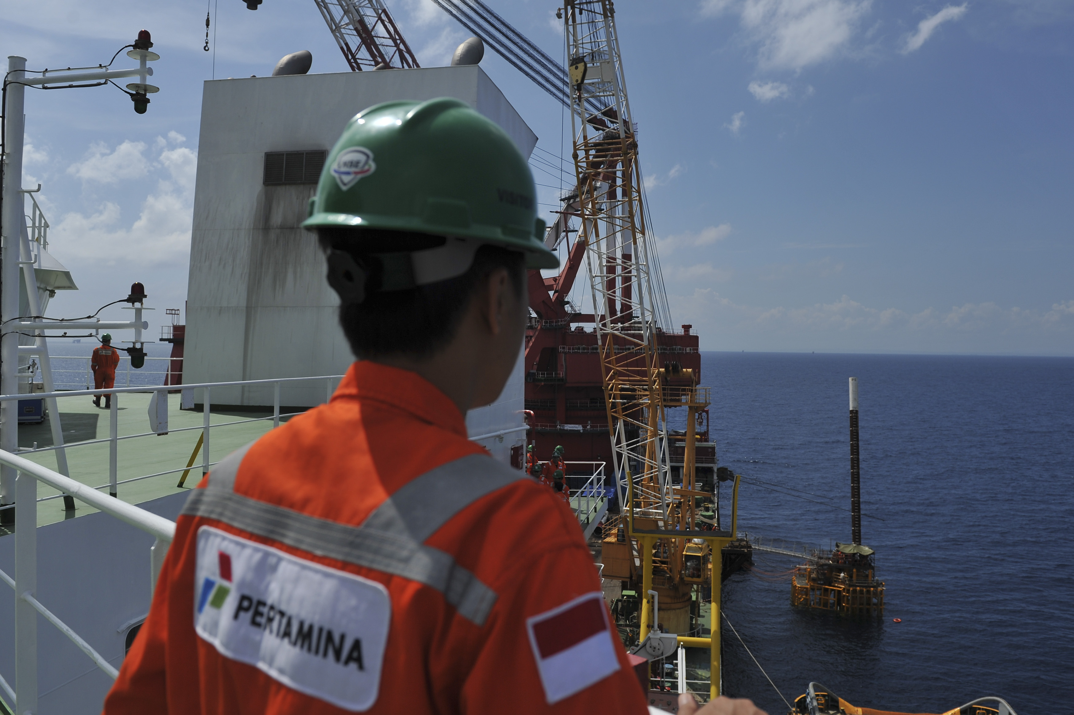 Petugas mengamati penyelesaian instalasi anjungan lepas pantai milik PHE.