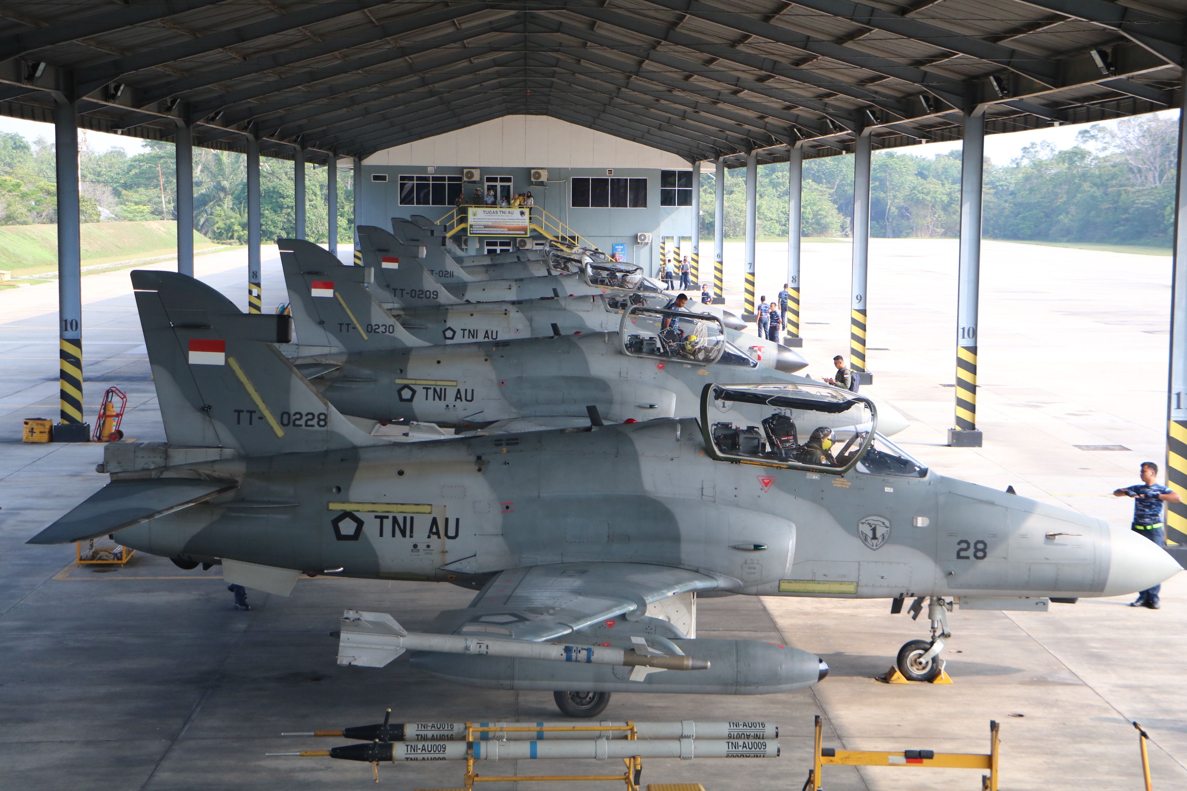 Foto barisan pesawat tempuk Hawk 100/200 dari Skadron Udara 12 Wing 6 Lanud Roesmin Nurjadin Pekanbaru, beberapa waktu lalu.