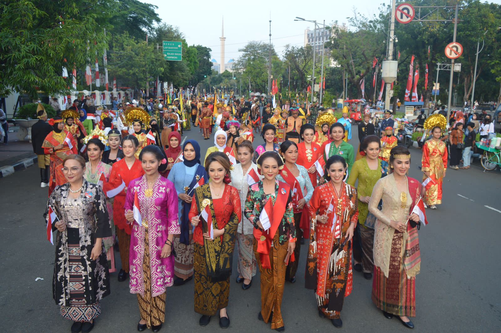  200 Ibu-ibu dalam Barisan Berkebaya Penjaga Bendera Pusaka di Monumen Nasional, saat peringatan HUT ke 77 Kemerdekaan RI, Rabu (17/8/2022)