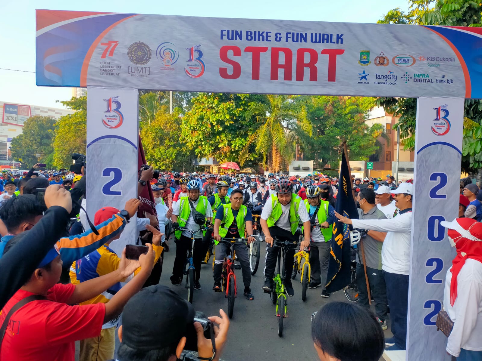 Ribuan warga antusias mengikuti kegiatan Milad ke-13 Universitas Muhammadiyah Tangerang (UMT) di Kota Tangerang.