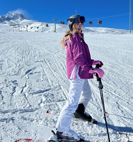 Model Celina Landari Beri Rekomendasi Negara Pas untuk Bermain Ski