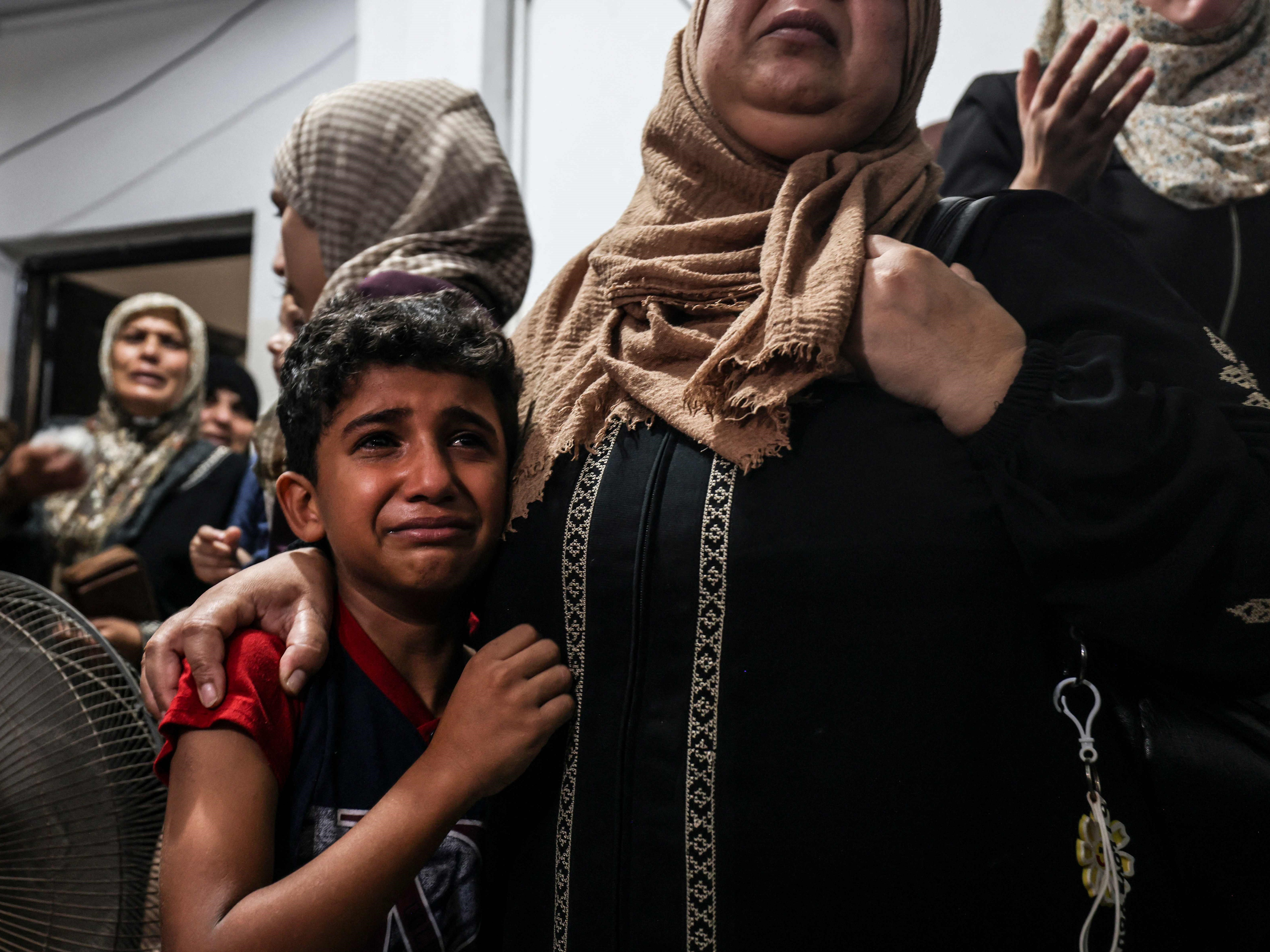 Kerabat seorang pemuda Palestina yang terbunuh pada malam hari di kamp pengungsi Jabalia di Jalur Gaza utara.