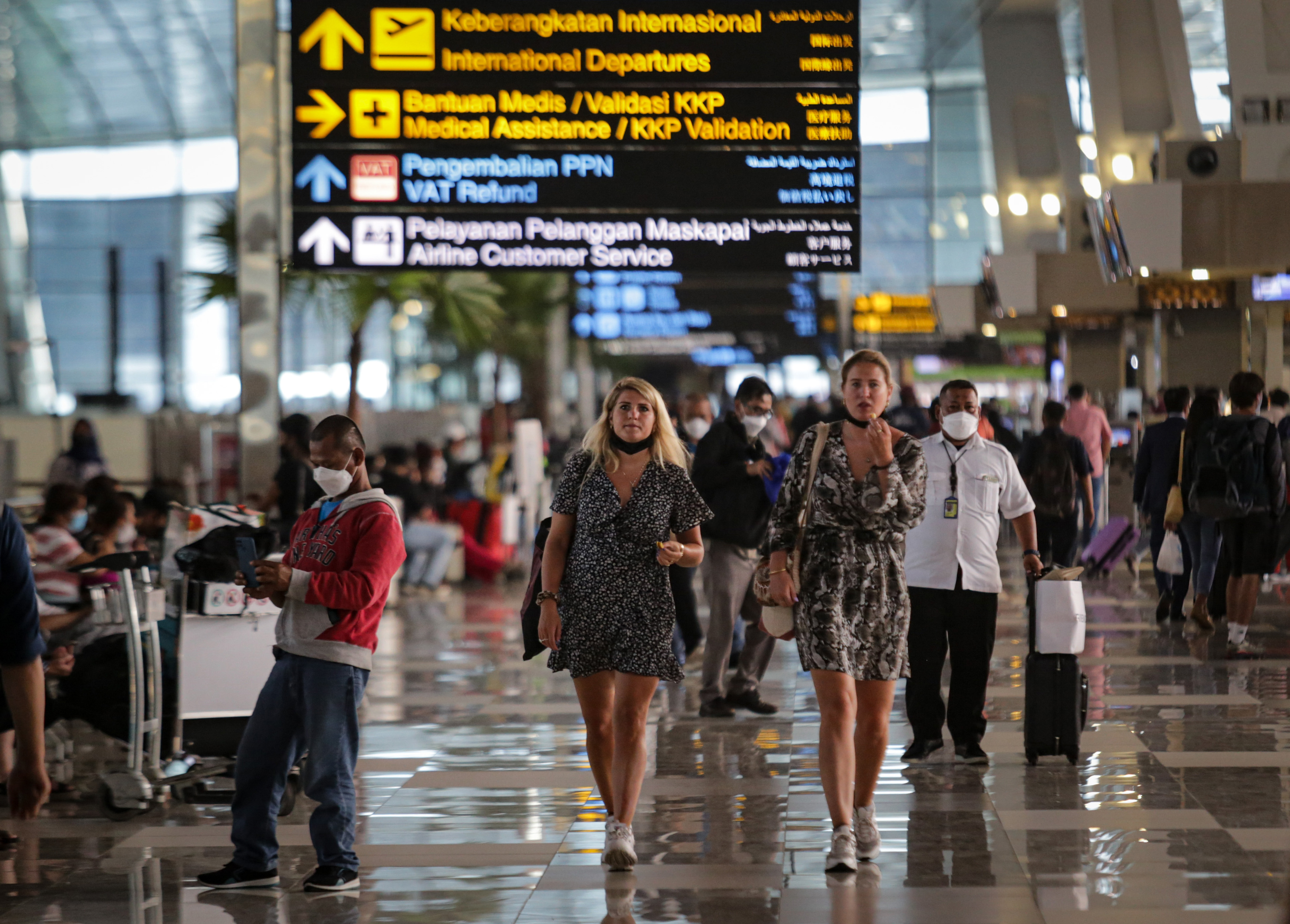 Calon penumpang pesawat berjalan di Terminal 3 Bandara Soekarno-Hatta.