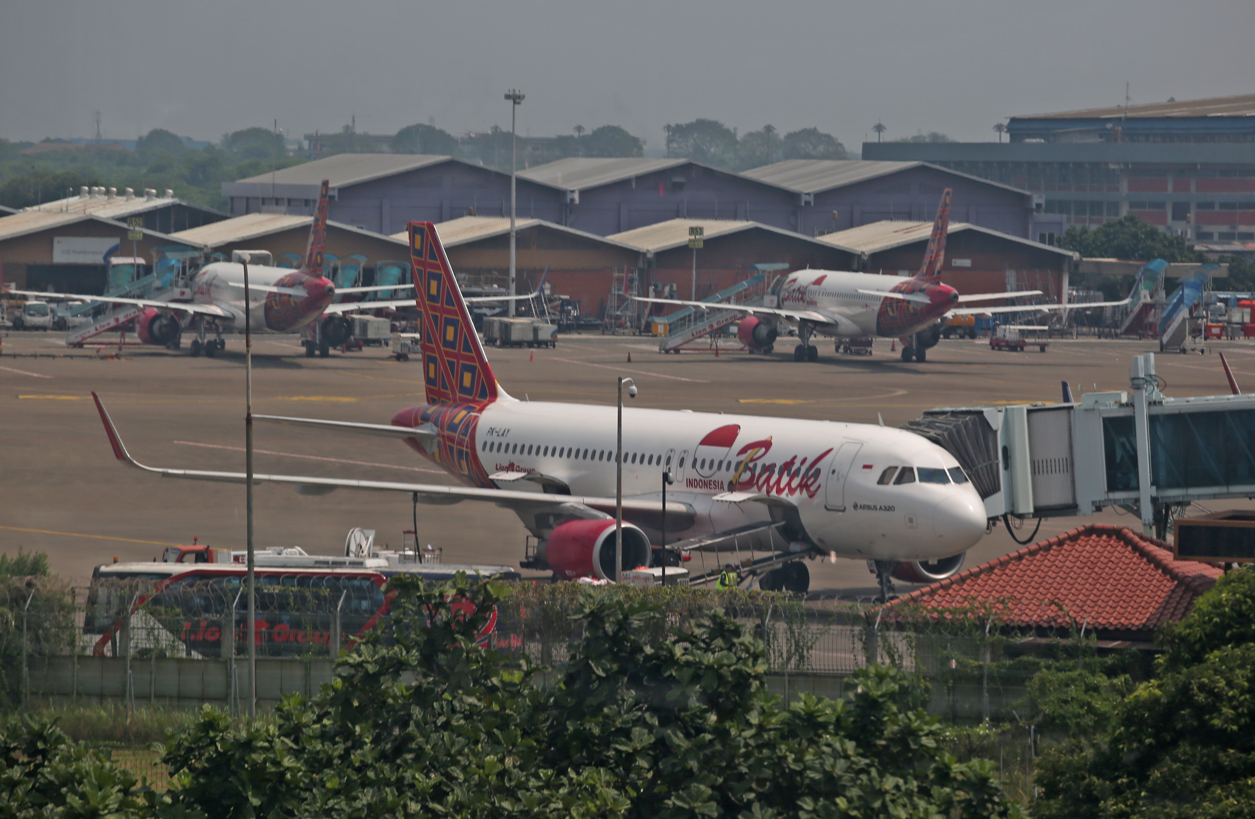  Pesawat maskapai Batik Air terparkir di apron Terminal 2 Bandara Soekarno Hatta, Tangerang, Banten, Senin (8/8/2022).