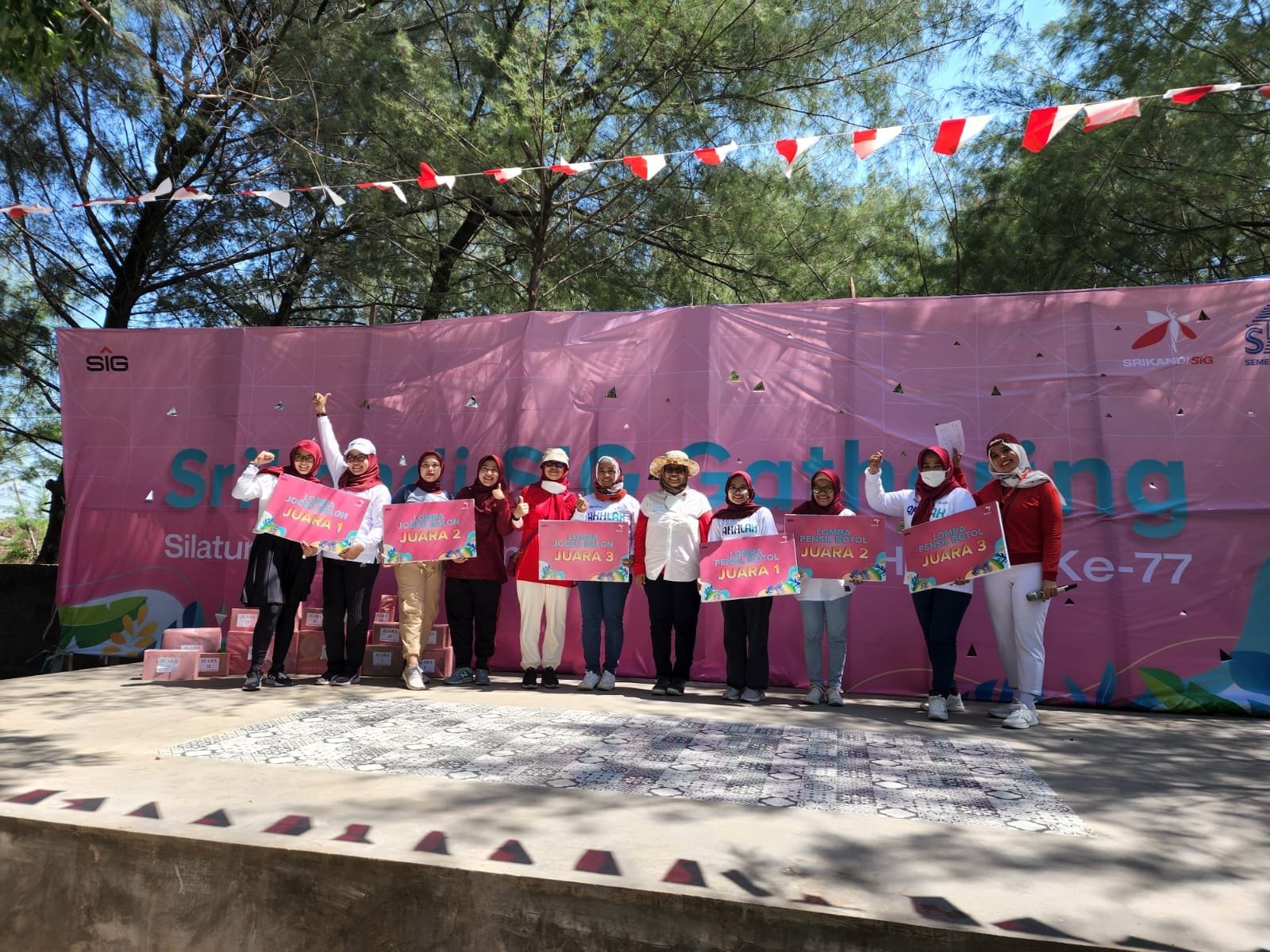 Srikandi Semen Gresik foto bersama seusai menggelar peringatan HUT RI