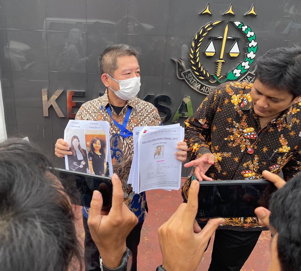 Andy Cahyady beserta kuasa hukum menunjukkan foto DPO Wenhai Guan