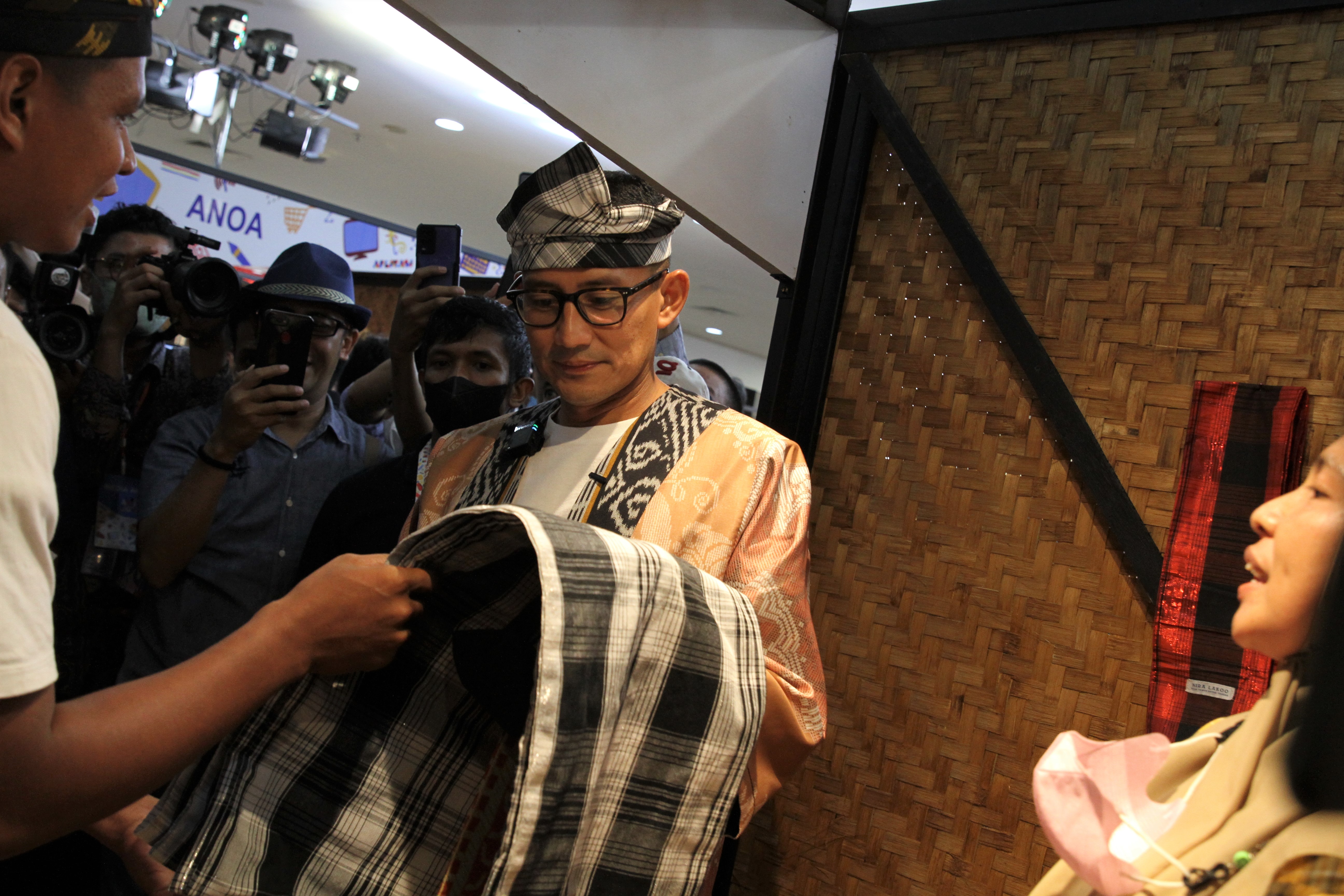  Menteri Pariwisata dan Ekonomi Kreatif Sandiaga Uno melihat tenunan khas Buton di Pameran Apresiasi Kreasi Indonesia.