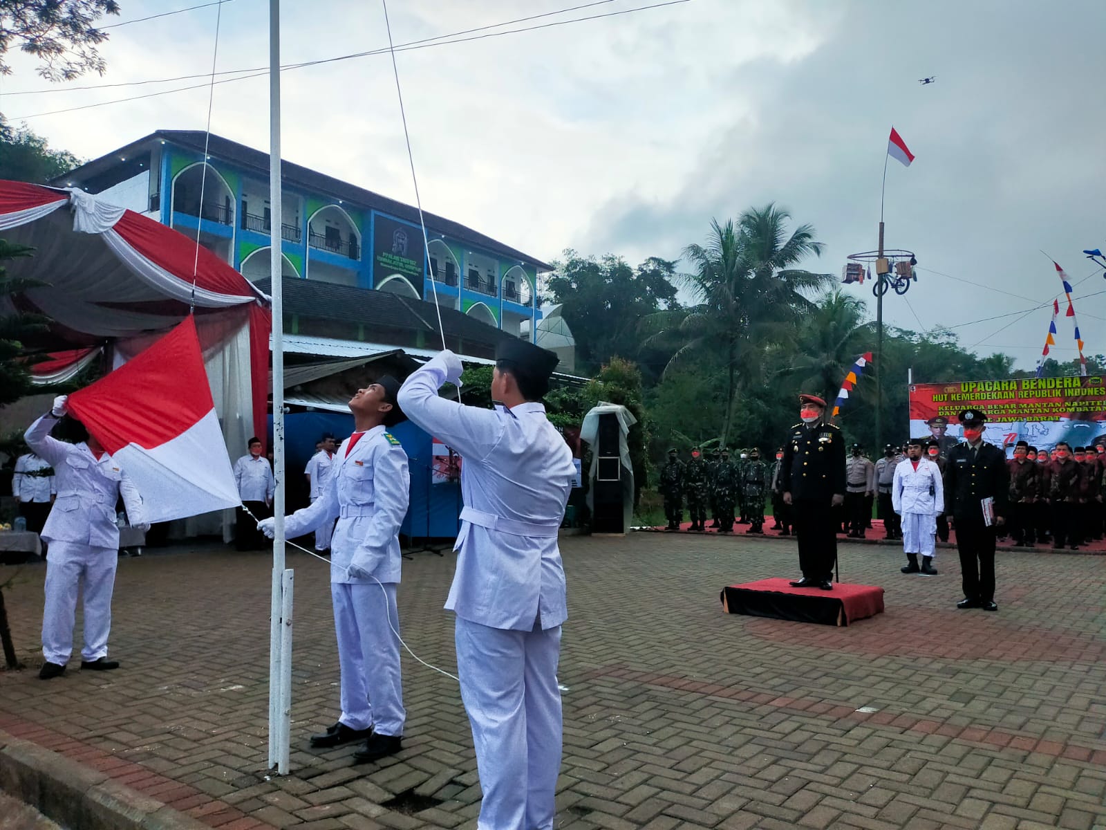 Mantan napiter dan kombatan mengikuti upacara bendera HUT ke 77 Kemerdekaan RI di Tasikmalaya, Rabu (17/8)