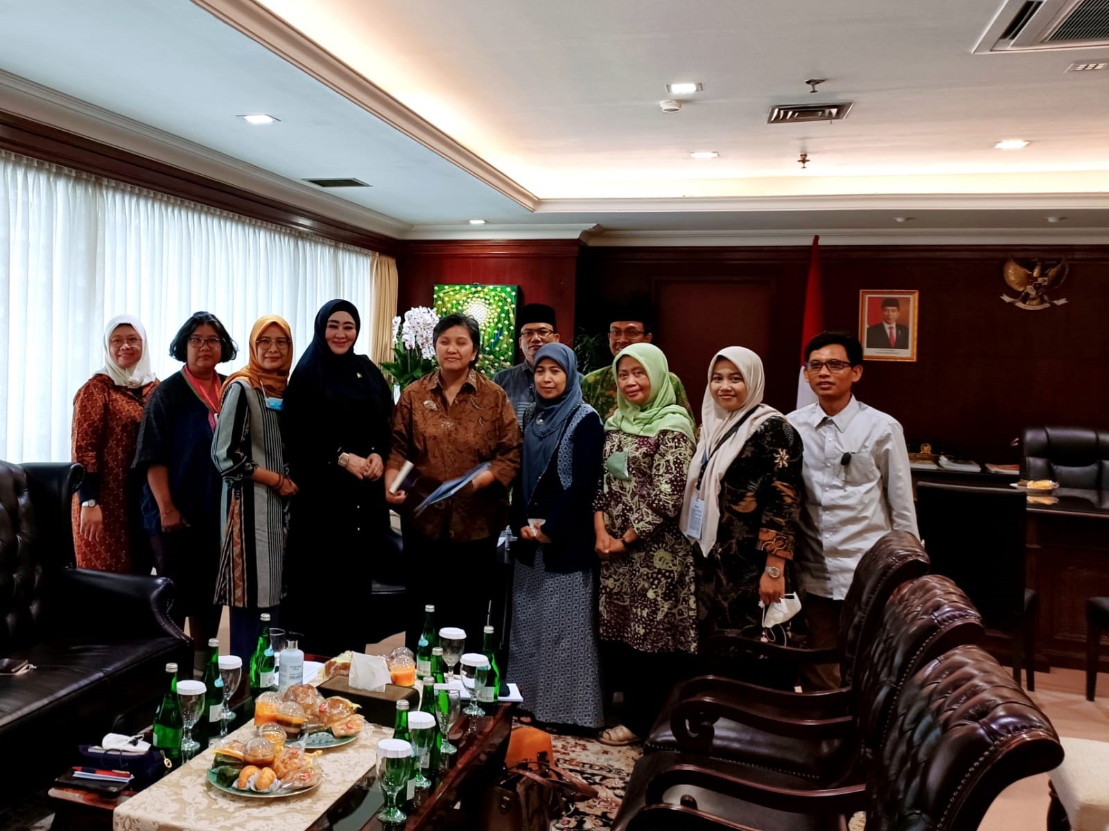 Wakil Ketua MPR Lestari Moerdijat (kelima dari kiri) saat menerima panitia KUPI II di ruang kerjanya di Gedung DPR/MPR, Selasa (30/8). 