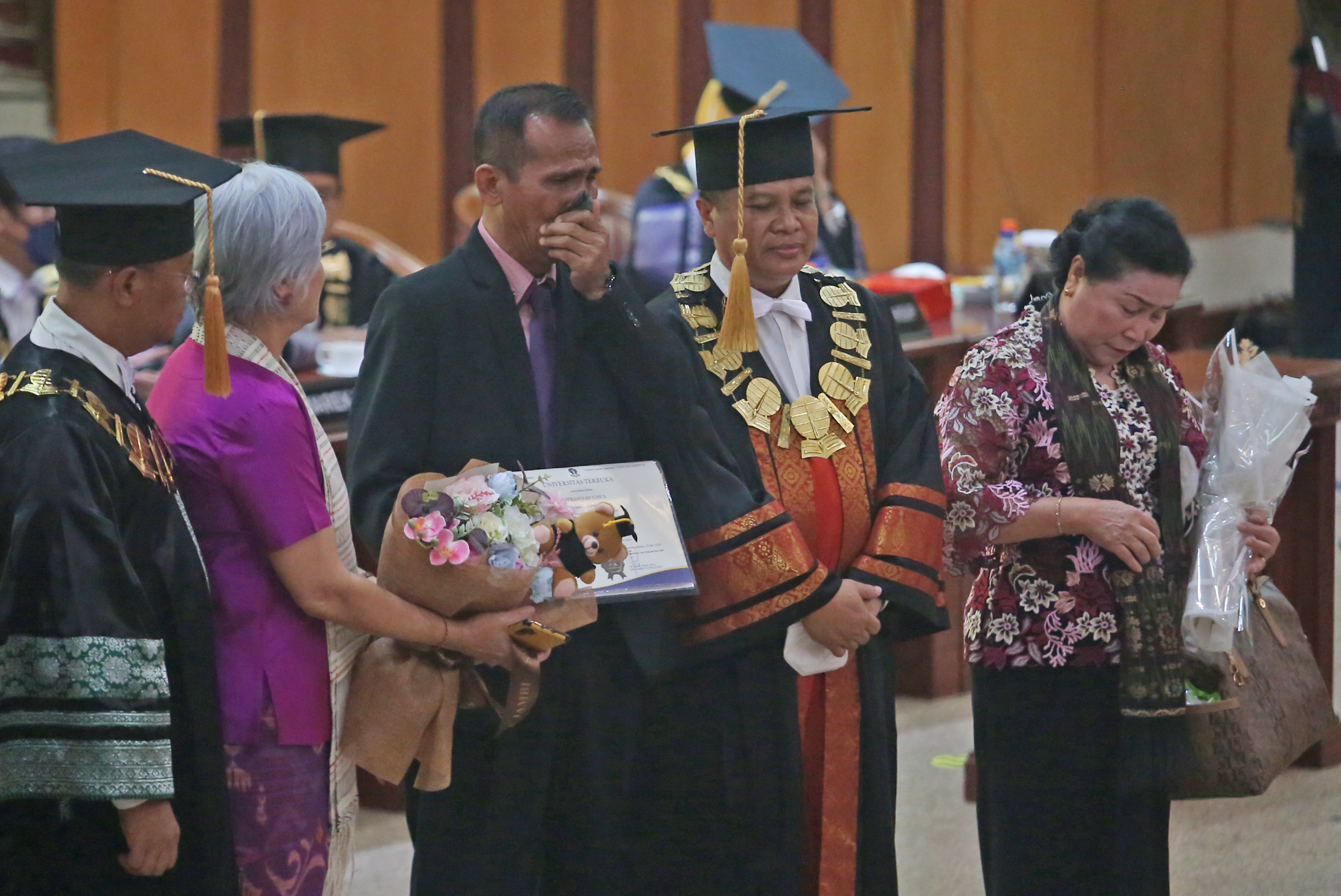 Ayah almarhum Brigadir J, Samuel Hutabarat, mewakili anaknya menerima ijazah kelulusan anaknya dari Rektor UT Ojat Darojat, Selasa (23/8).