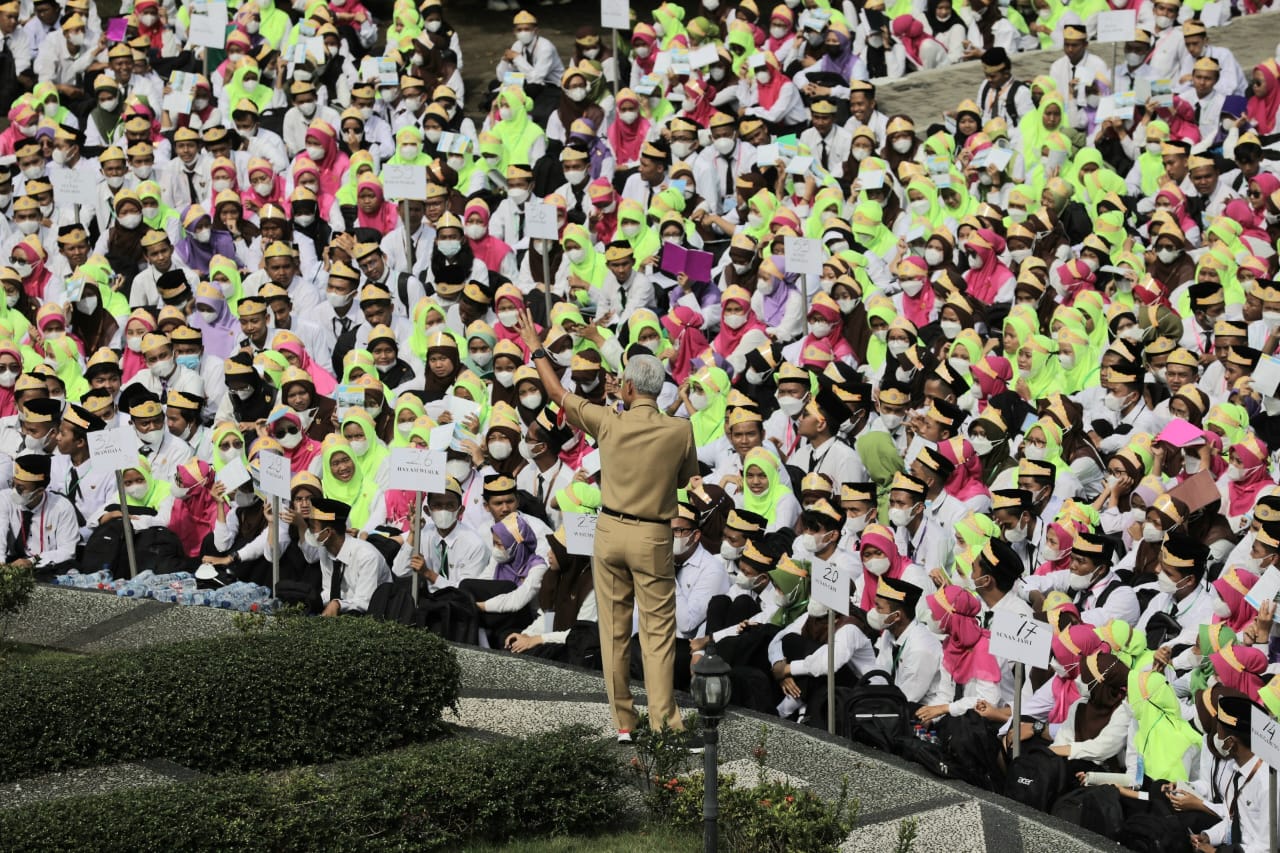 Ganjar Pranowo memberikan semangat kepada mahasiswa baru UIN Saifuddin Zuhri di Purwokerto, Senin (22/8).