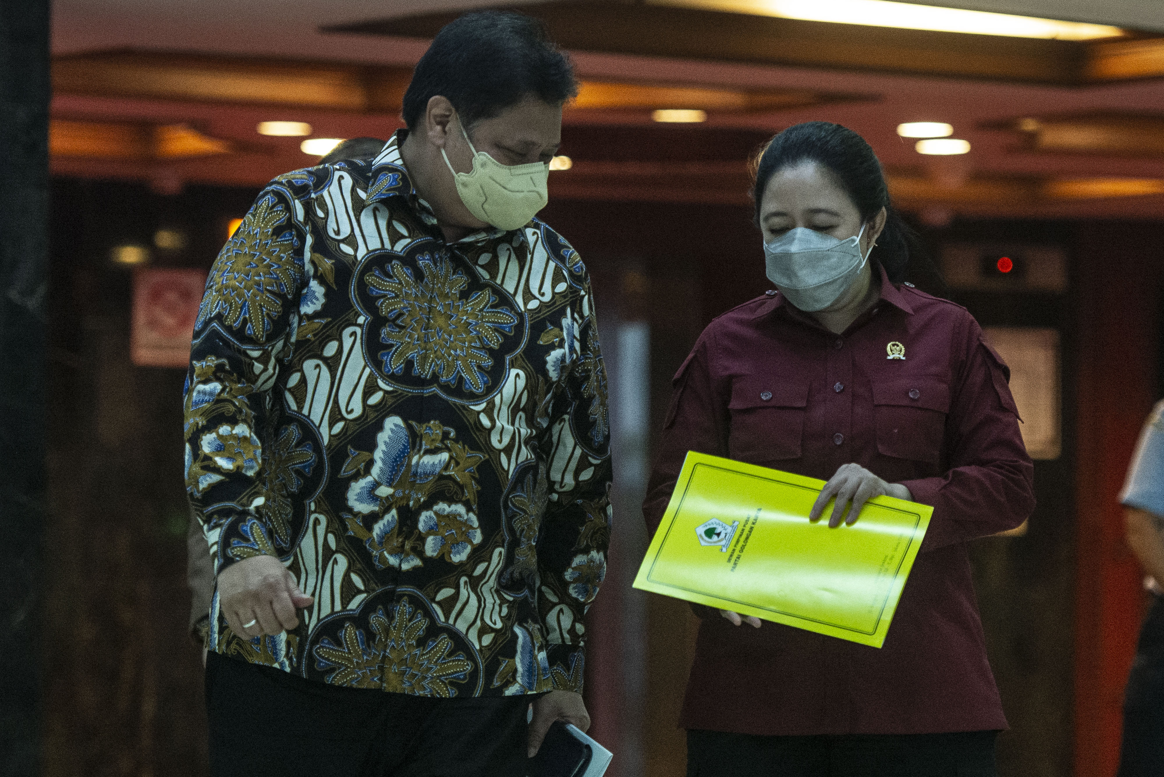 Airlangga Hartarto saat berbincang dengan Puan Maharani di Kompleks Parlemen.