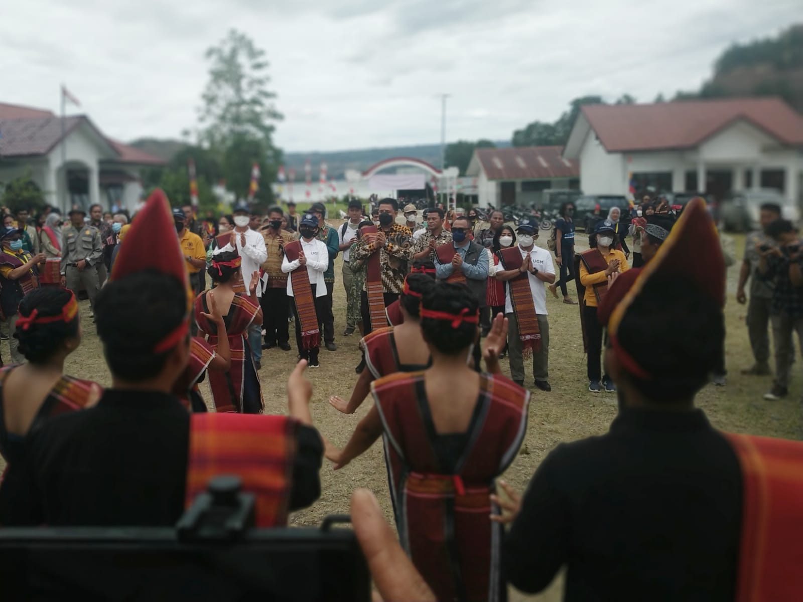 Rektor UGM Prof Ova Emilia dan Bupati Samosir Vandiko Timotius Gultom disambut Tarian Tor Tor di Kecamatan Harian, Kab.Samosir, Kamis (4/8)