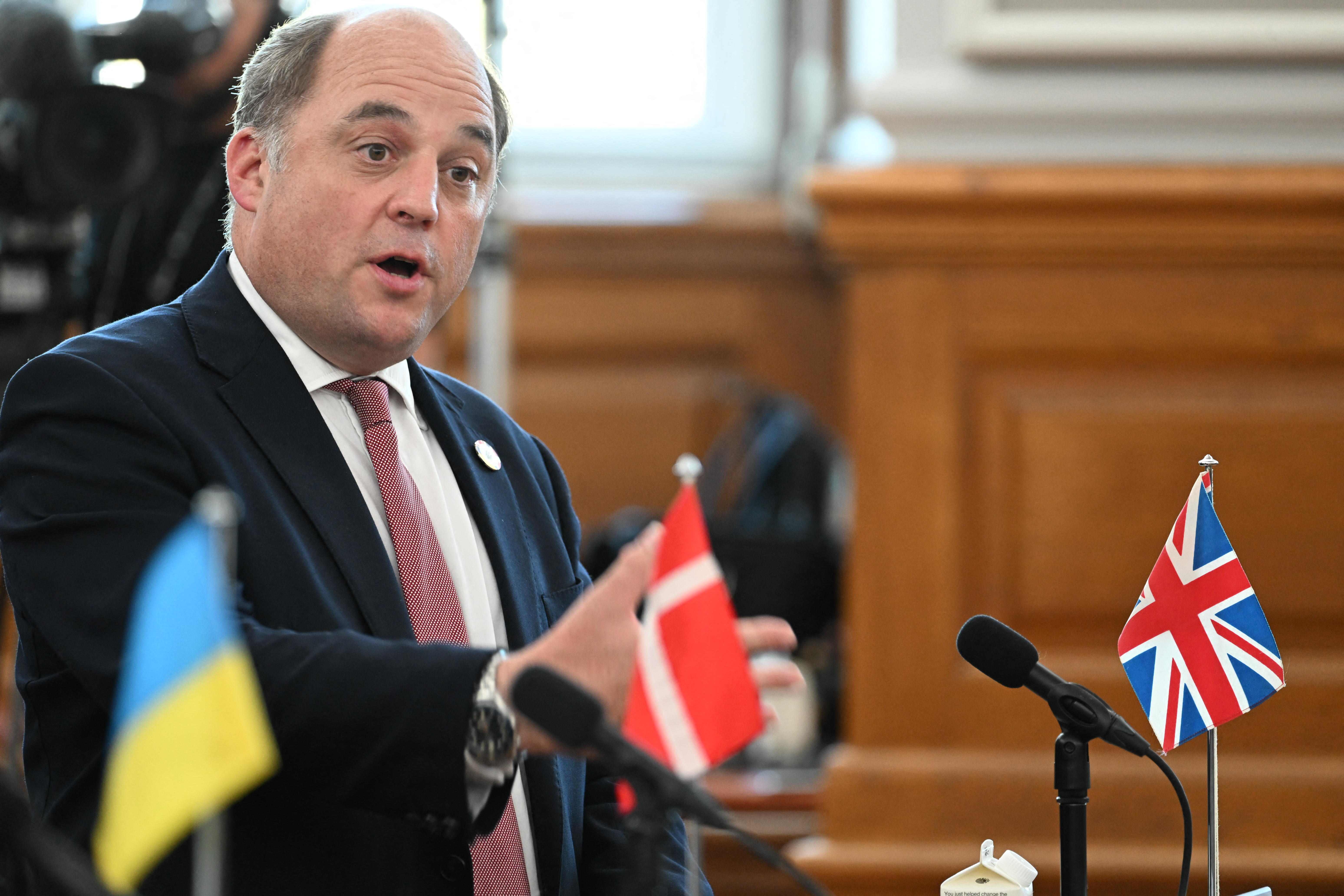 Menteri Pertahanan Inggris Ben Wallace berbicara selama pernyataan pers, Kamis (11/8/2022)