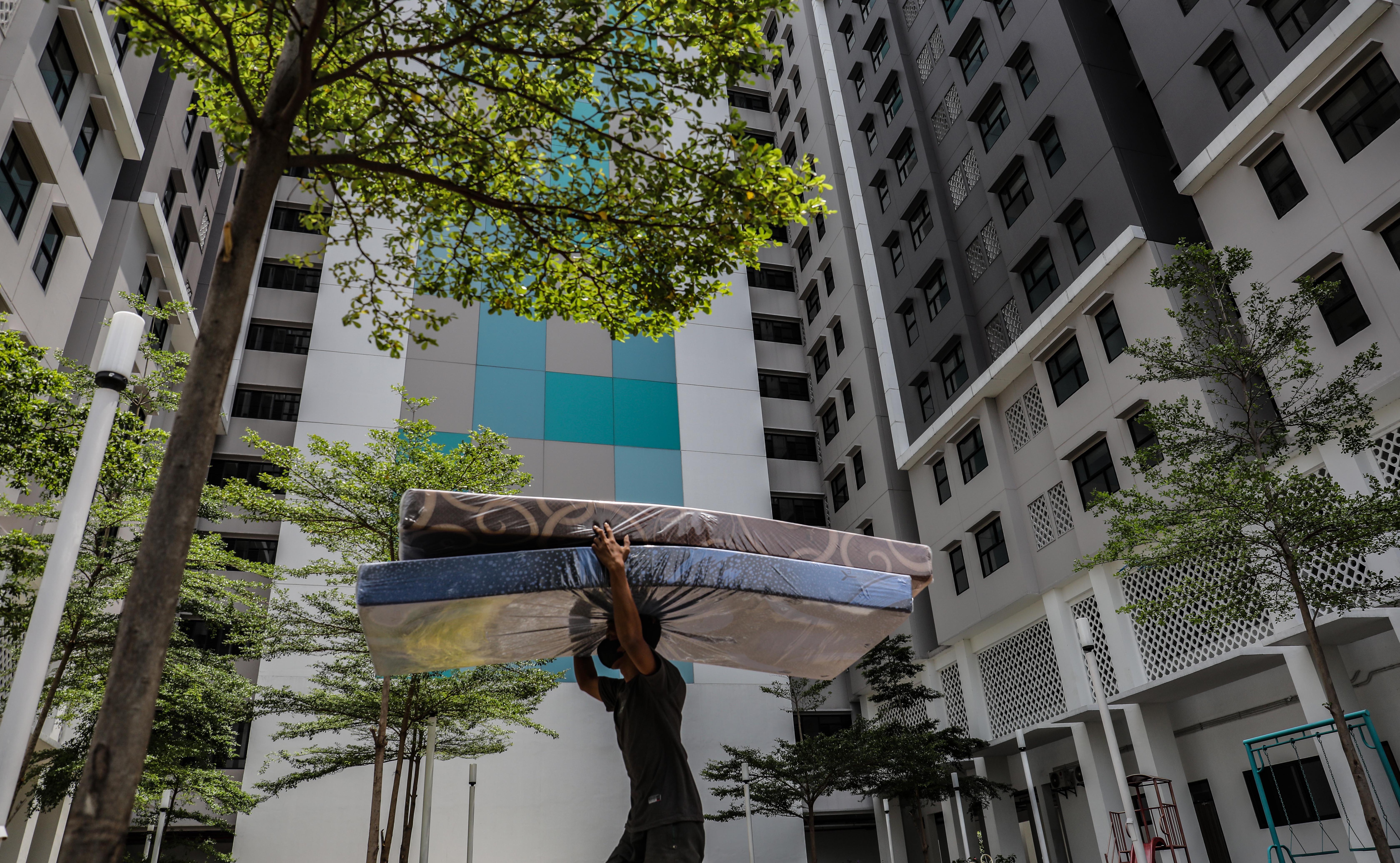 Potret warga membawa kasur yang akan digunakan di Rusun Daan Mogot, Jakarta.