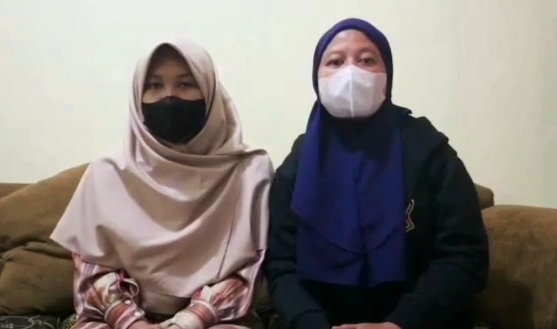 Mutia dan Endang Amelia, anak dari almarhum Muhammad Mubin yang tewas dengan luka tusuk pada beberapa bagian tubuhnya pada Selasa (16/8)