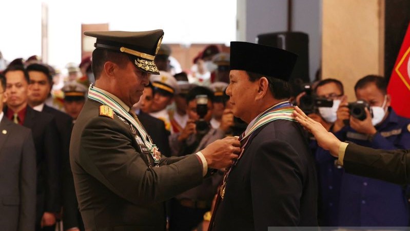Menteri Pertahanan Prabowo Subianto menerima 4 bintang kehormatan dari TNI