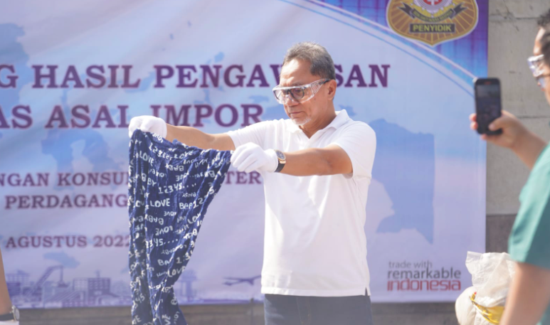 Awali Gerakan Jumat Bersih, Mendag Zulkifli Hasan Musnahkan 750 Bal Pakaian Bekas Senilai Rp 8,5 Miliar