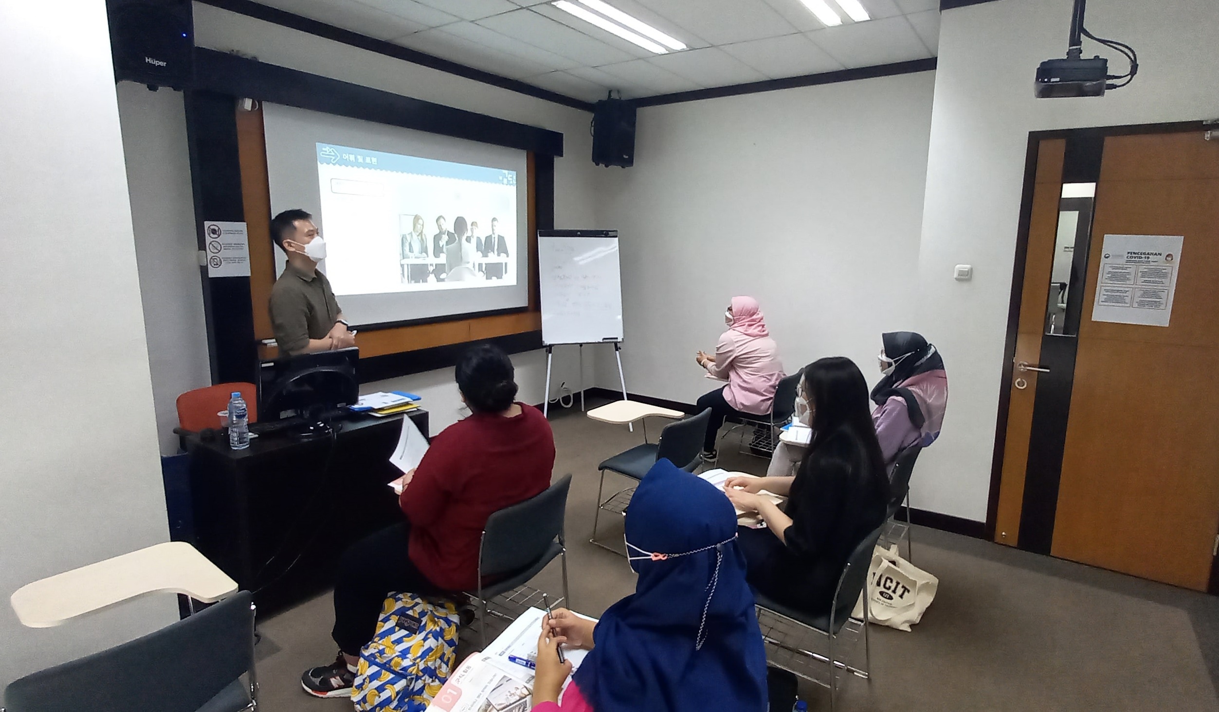 Sejumlah orang mengikuti kelas Bahasa Korea yang diadakan oleh King Sejong Institute dan KCCI.