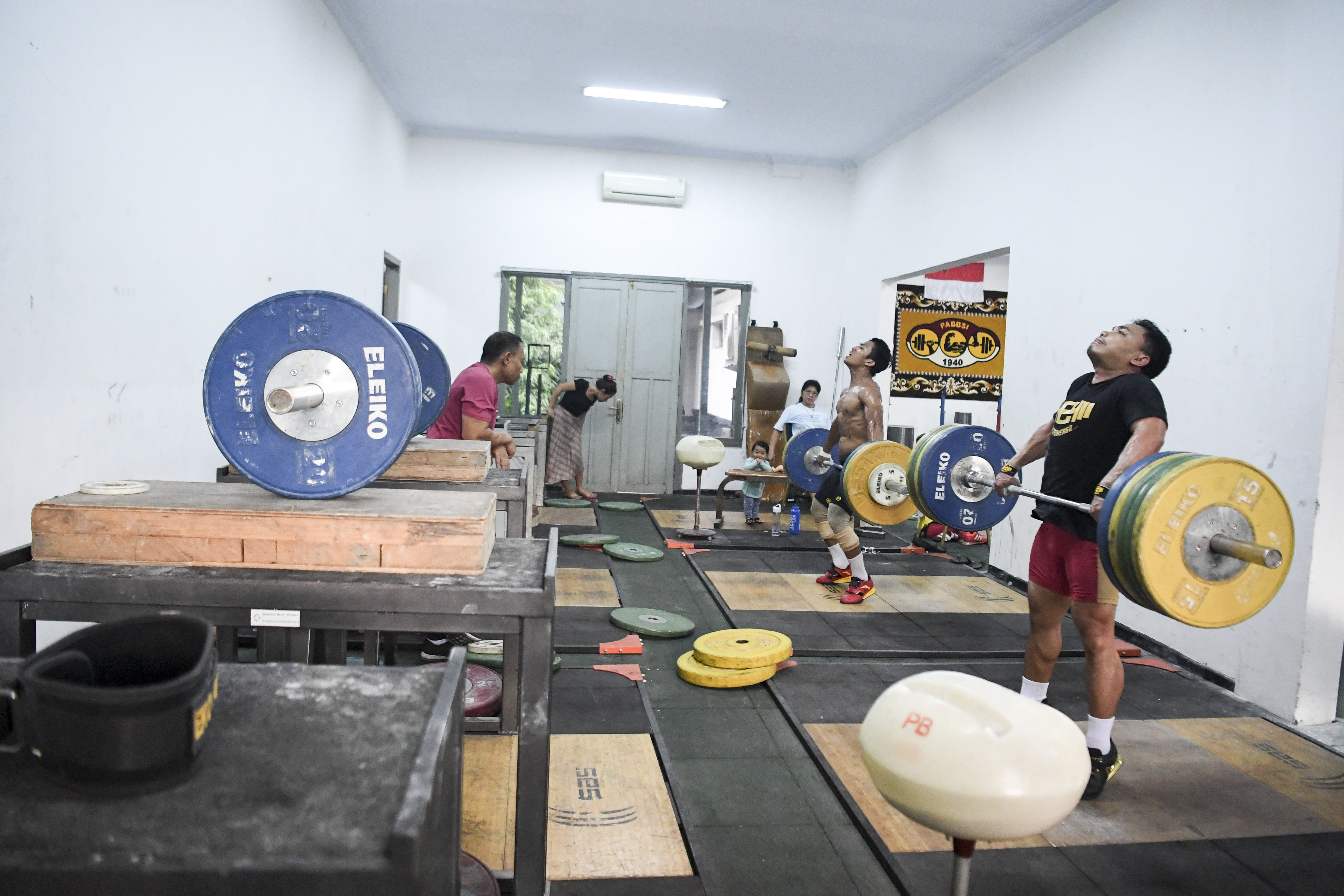  Lifter putra Indonesia Eko Yuli Irawan (kanan) dan Deni (kedua kanan) berlatih saat menjalani Pelatnas Angkat Besi di Mess Kwini, Jakarta.