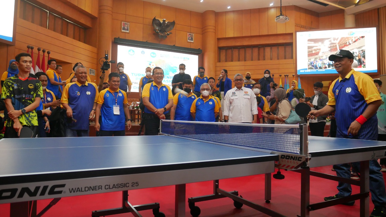 Rektor UT Ojat Darojat melakukan eksibisi di sela pembukaan Turnamen Tenis Meja Pelajara Naisonal 