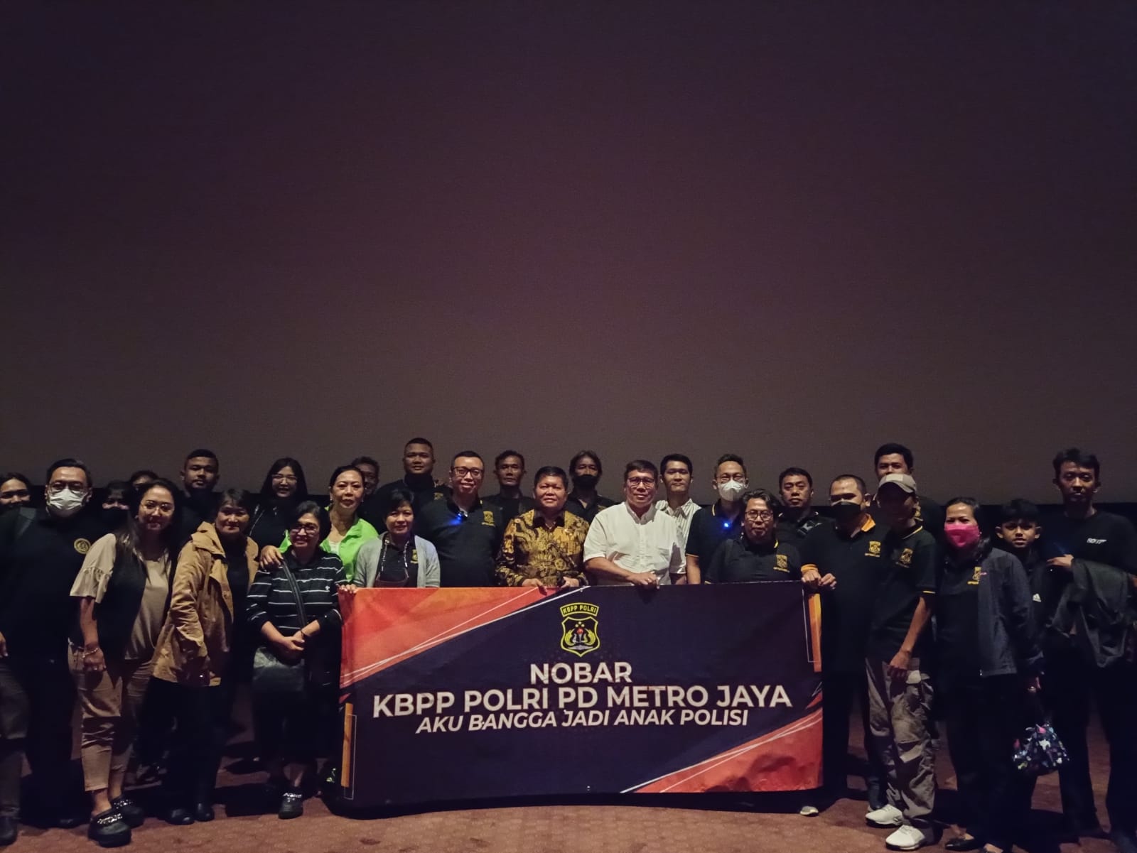 Keluarga Besar Putra Putri Polri Pengurus Daerah Metro Jaya bikin acara nobar film Sayap-Sayap Patah di Hollywood XXI Jakarta, Kamis (25/8)