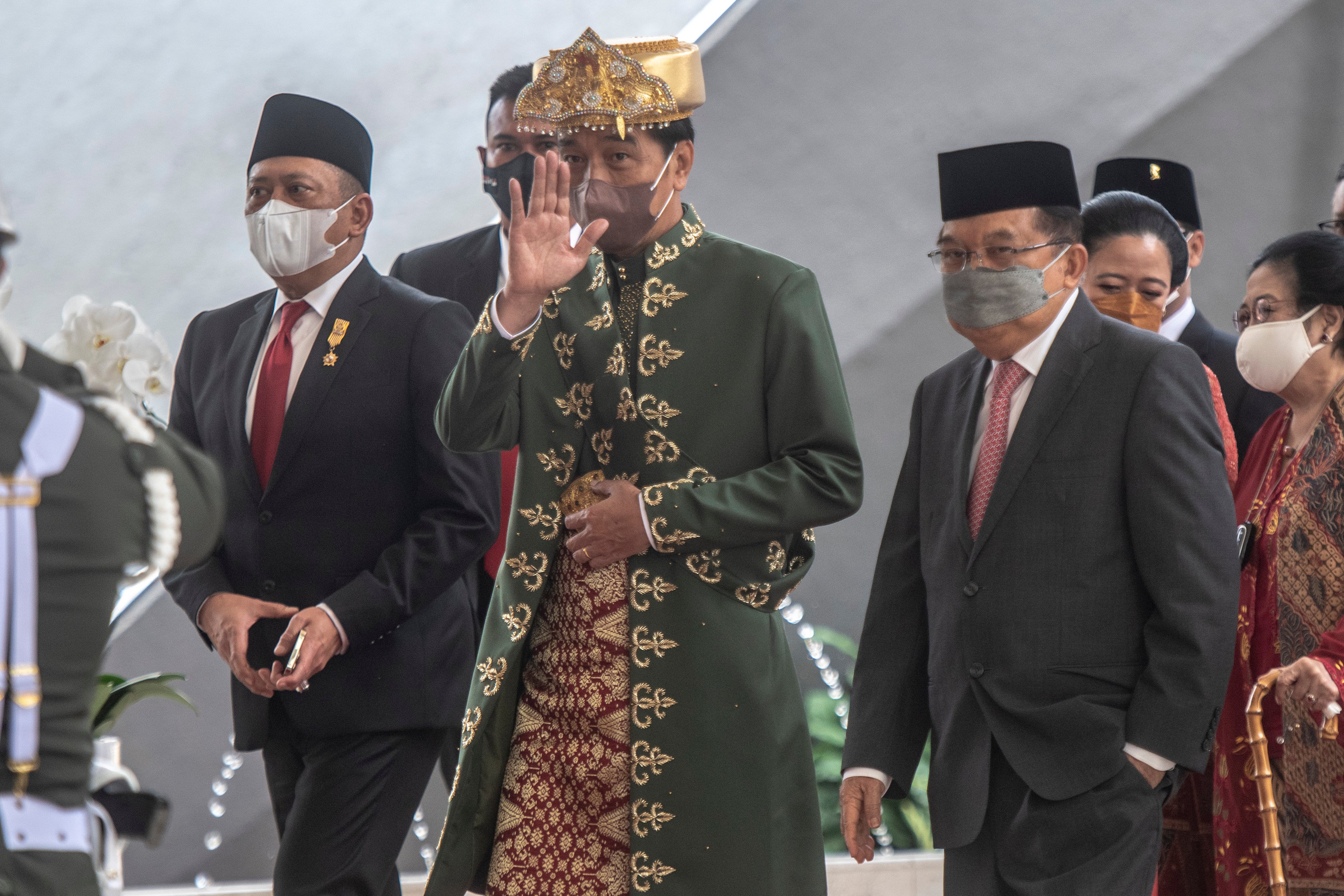 Presiden Jokowi (tengah) berjalan bersama Wapres ke-12 Jusuf Kalla dan Ketua MPR Bambang Soesatyo.