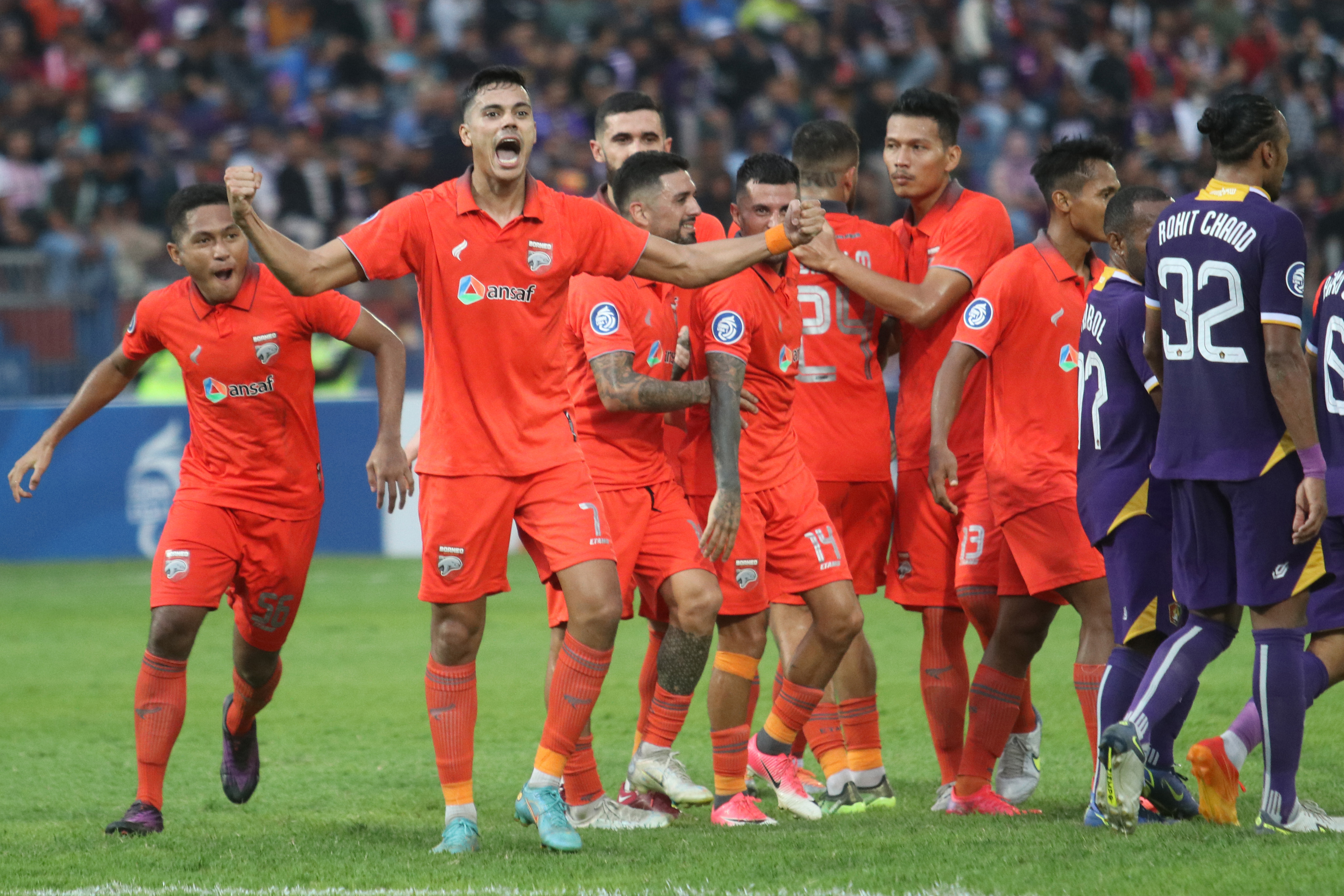Para pemain Borneo FC melakukan selebrasi usai mencetak gol ke gawang lawan.