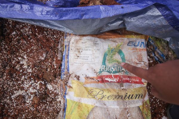 Penemuan beras bansos di Depok, Jabar.