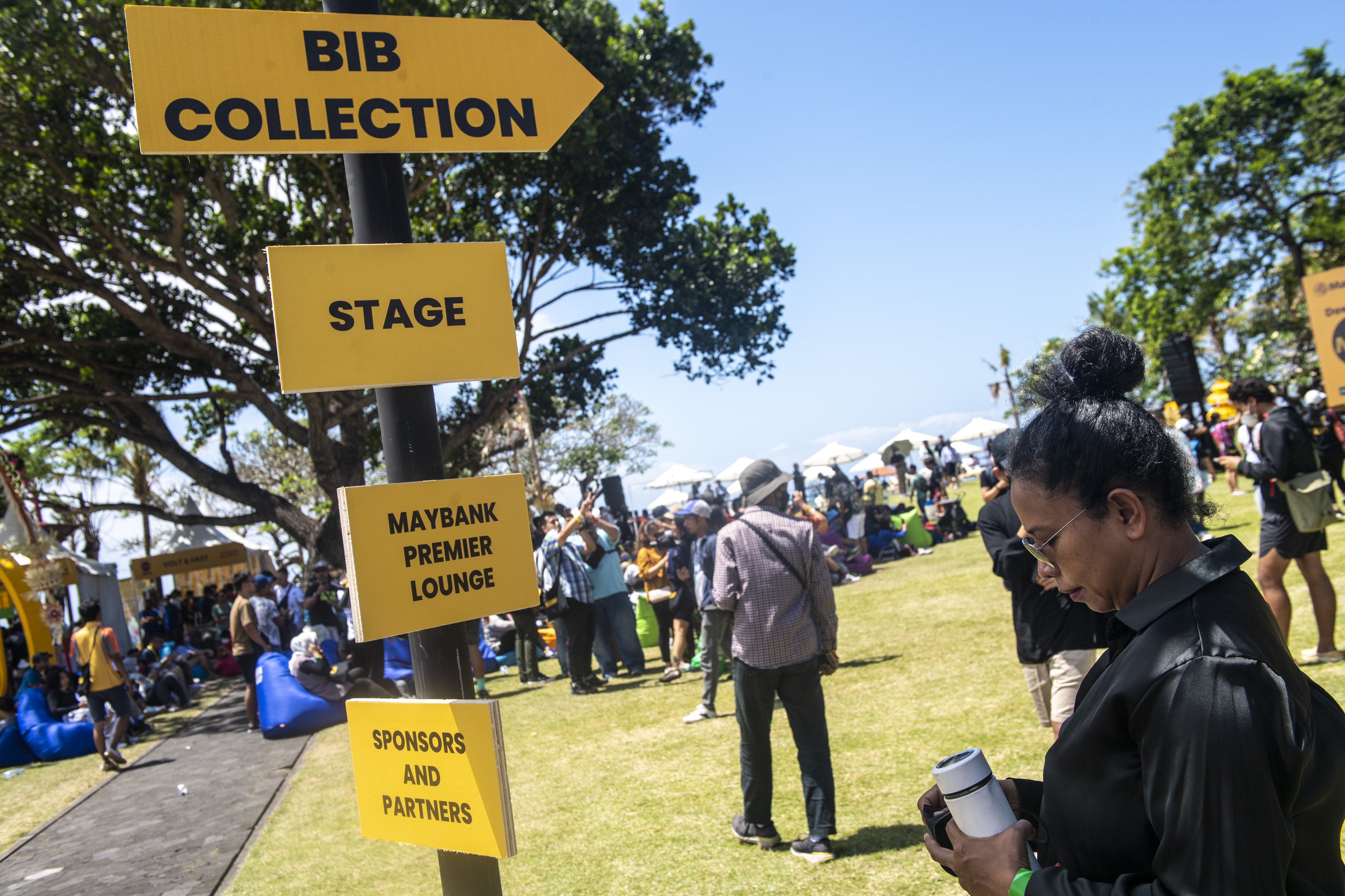 Sejumlah calon peserta menghadiri kegiatan jelang Maybank Marathon 2022 di Taman Bhagawan, Kabupaten Badung, Bali, Sabtu (27/8).