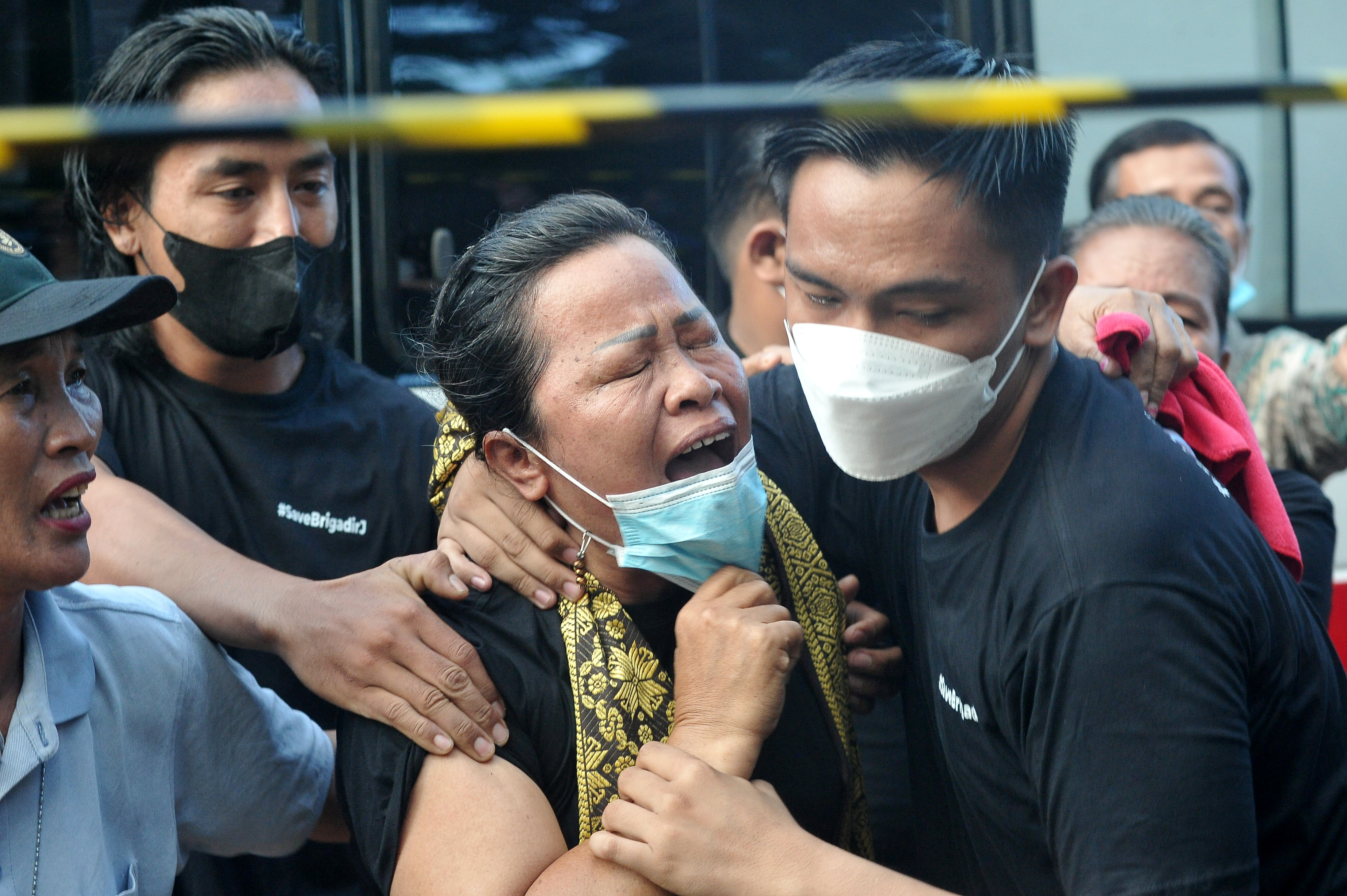  Ibu almarhum Brigadir J, Rosti Simanjuntak (tengah) histeris saat mendatangi makam anaknya sebelum pelaksanaan autopsi ulang.