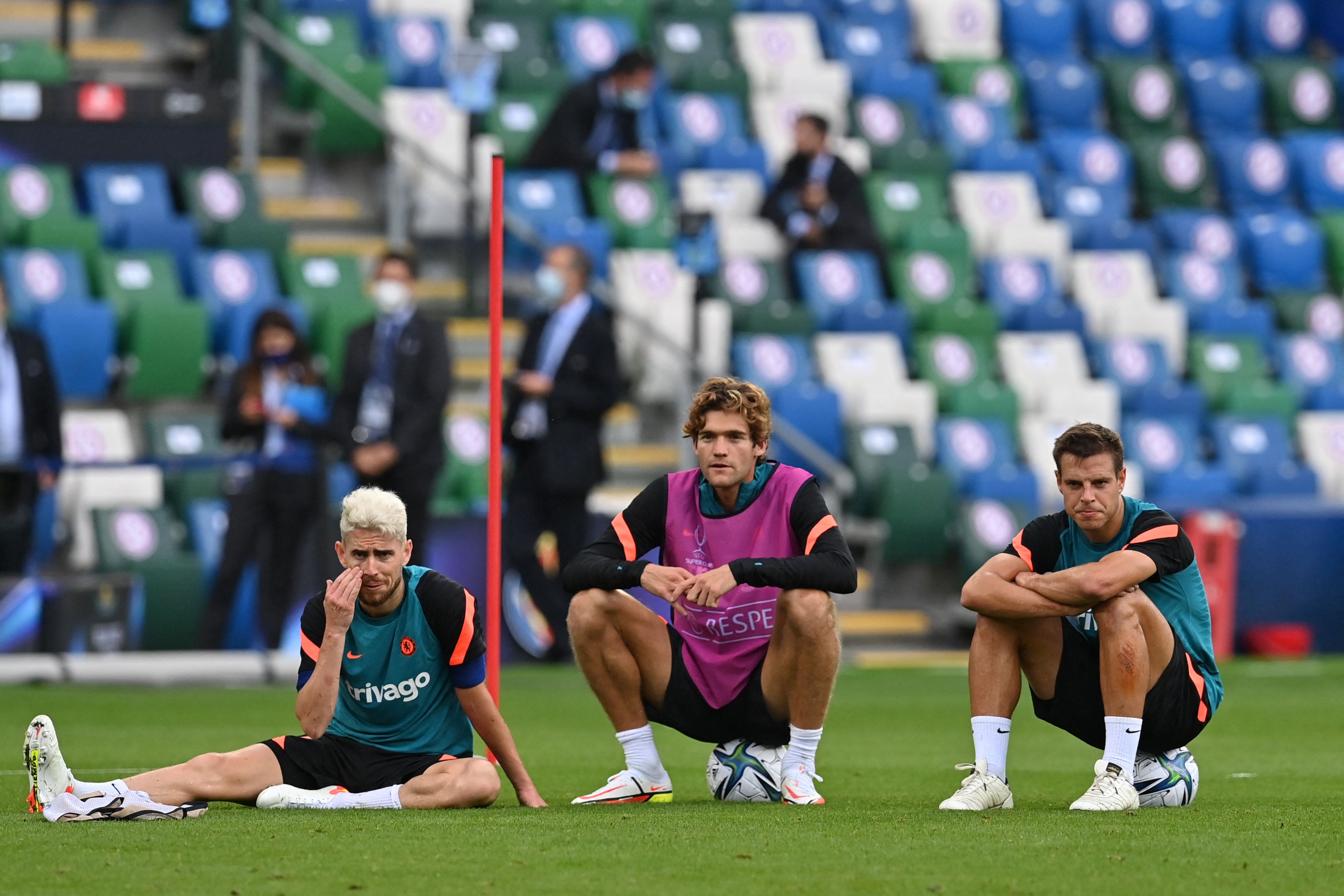 Duo pemain bertahan Chelsea Marcos Alonso (tengah) dan Cesar Azpilicueta (kanan)