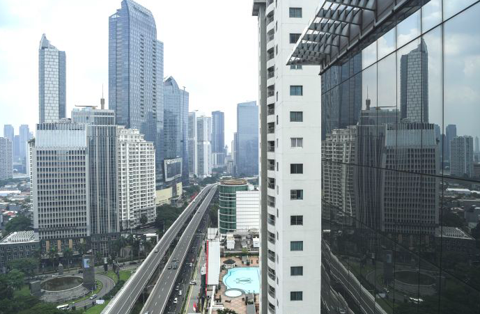 Sejumlah kendaraan bermotor melintas di JLNT Kampung Melayu-Tanah Abang, Jakarta. 