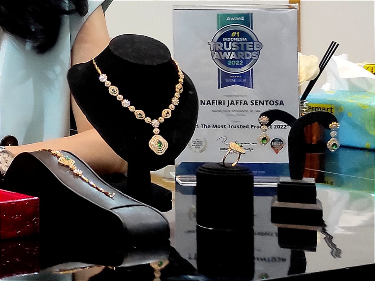 Produk perhiasan emas PT NJS