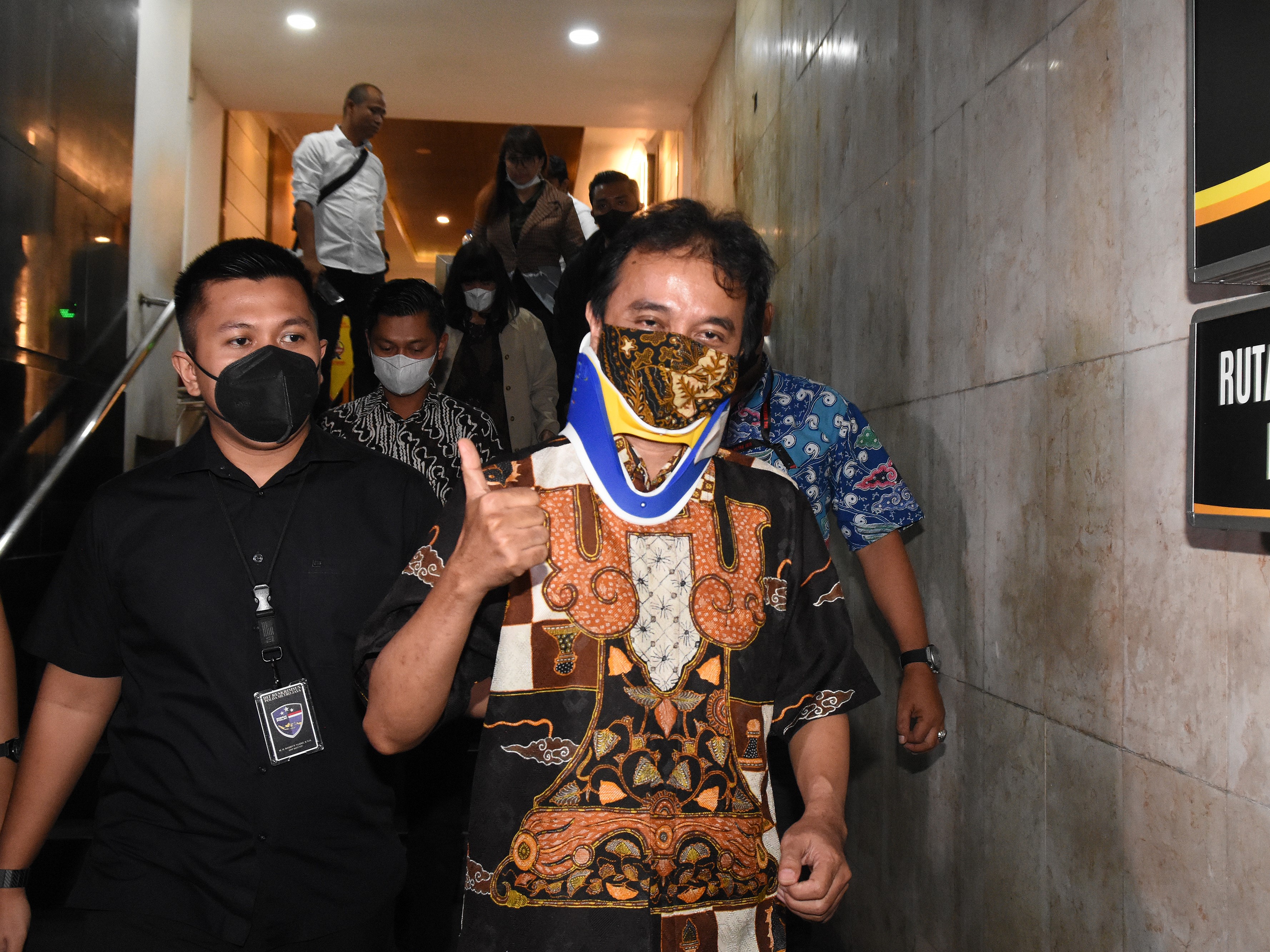 Petugas mengawal mantan Menteri Pemuda dan Olahraga Roy Suryo (kanan) saat menuju rutan usai menjalani pemeriksaan.