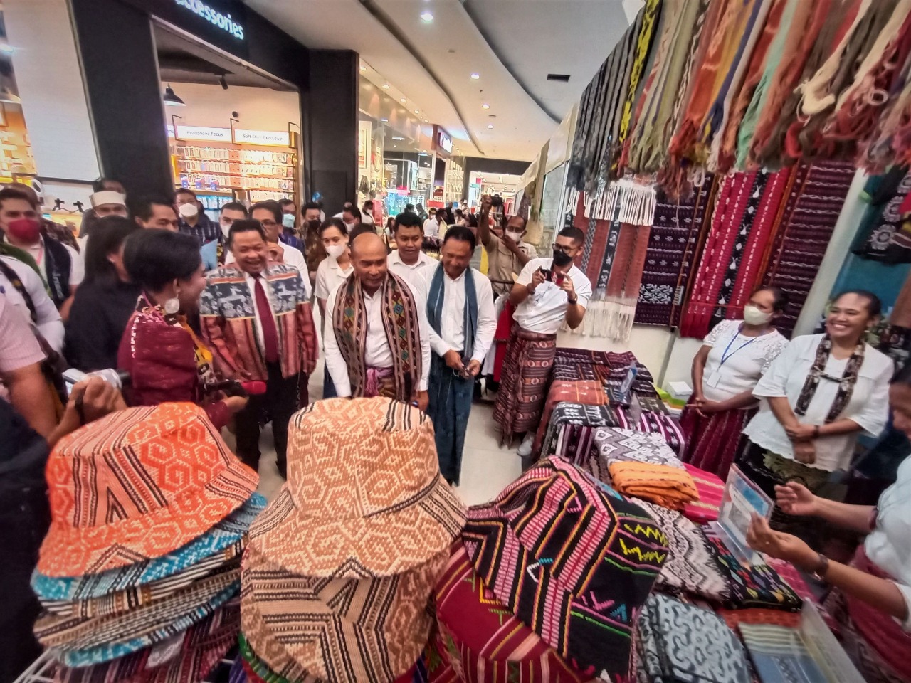 Gubernur NTT Viktor Laiskodat usai membuka kegiatan ETF berkeliling melihat karya 68 pelaku UMKM yang ikut acara terseebut hingga Minggu (14