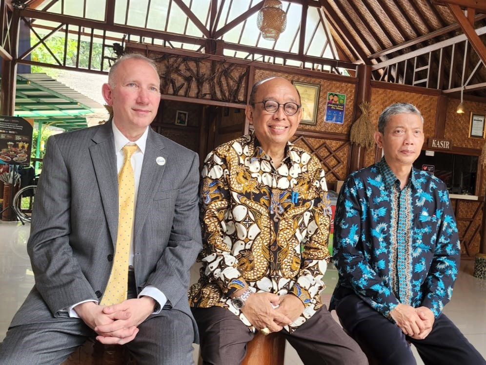 Dari kiri ke kanan: Dr. Matthew P Sherburne, Prof. Edie Toet Hendratno, dan Prof. Syamsudin.