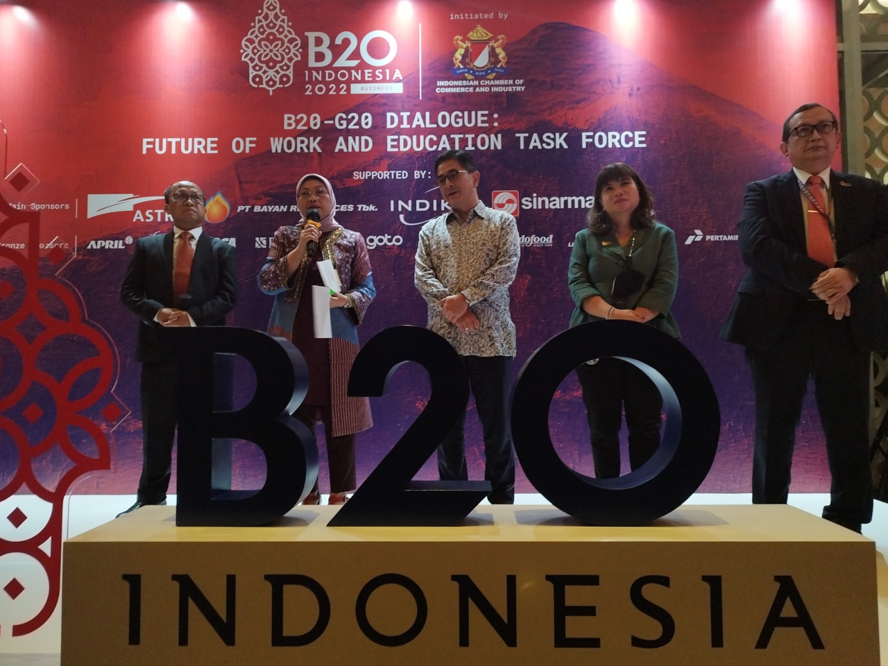 Menteri Ketenagakerjaan, Ida Fauziah, dan Kepala Kadin, Arsjad Rasjid, menyampaikan keterangan terkait kegiatan G20-B20 Dialogue di DIY, Sen