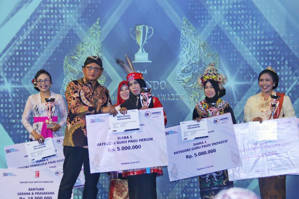 Sri Tukini, Guru PAUD di Seruyan, diganjar Askrindo PAUD Institute Award 2022.
