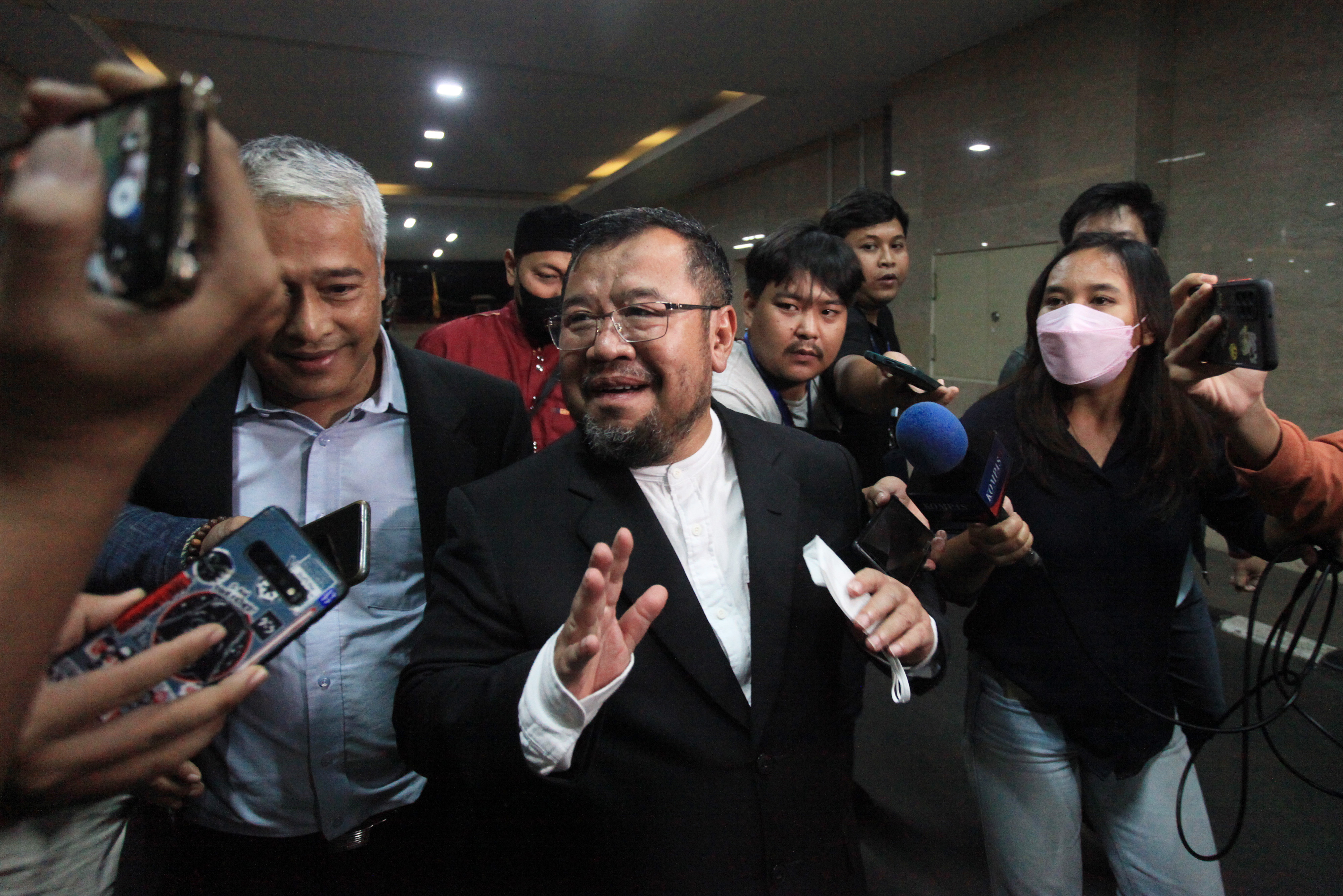 Mantan Presiden Aksi Cepat Tanggap (ACT) Ahyudin menjawab pertanyaan wartawan.