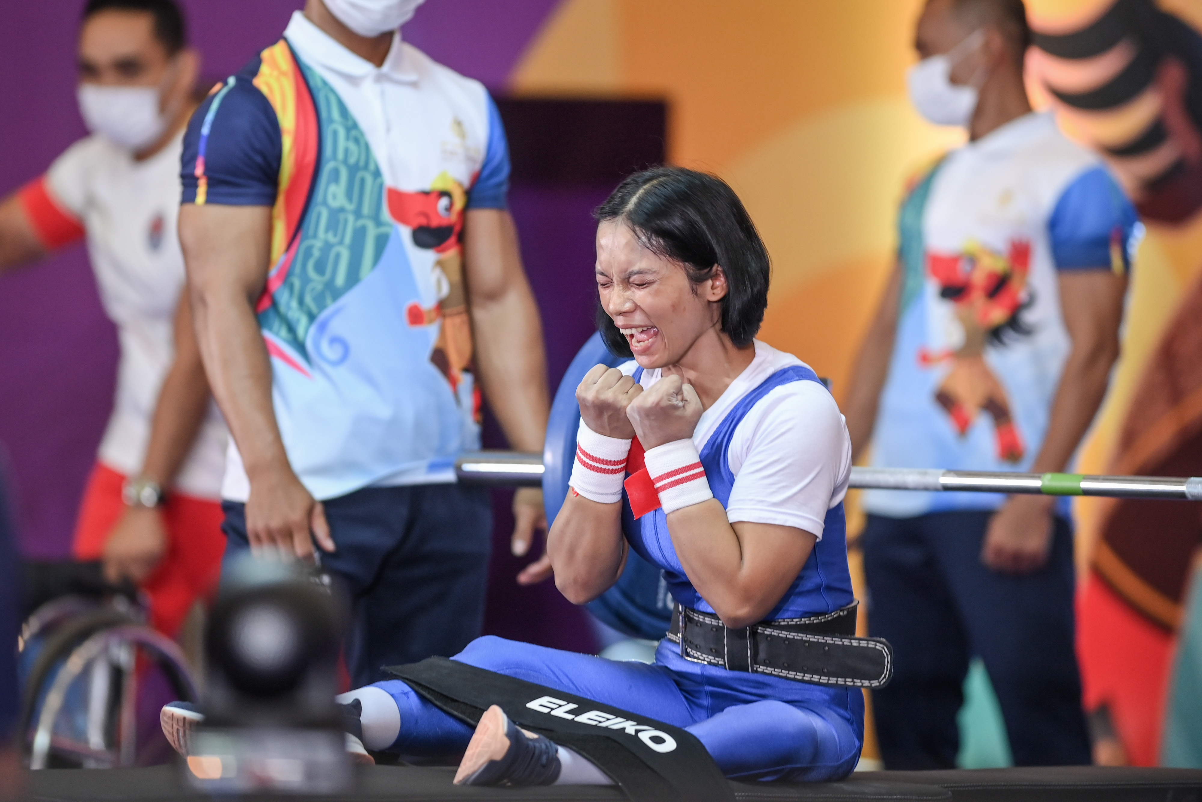 Atlet para angkat berat Indonesia Eneng Paridah berteriak usai mengangkat beban pada kelas 41 kg di Hotel Paragon Solo, Senin (1/8).