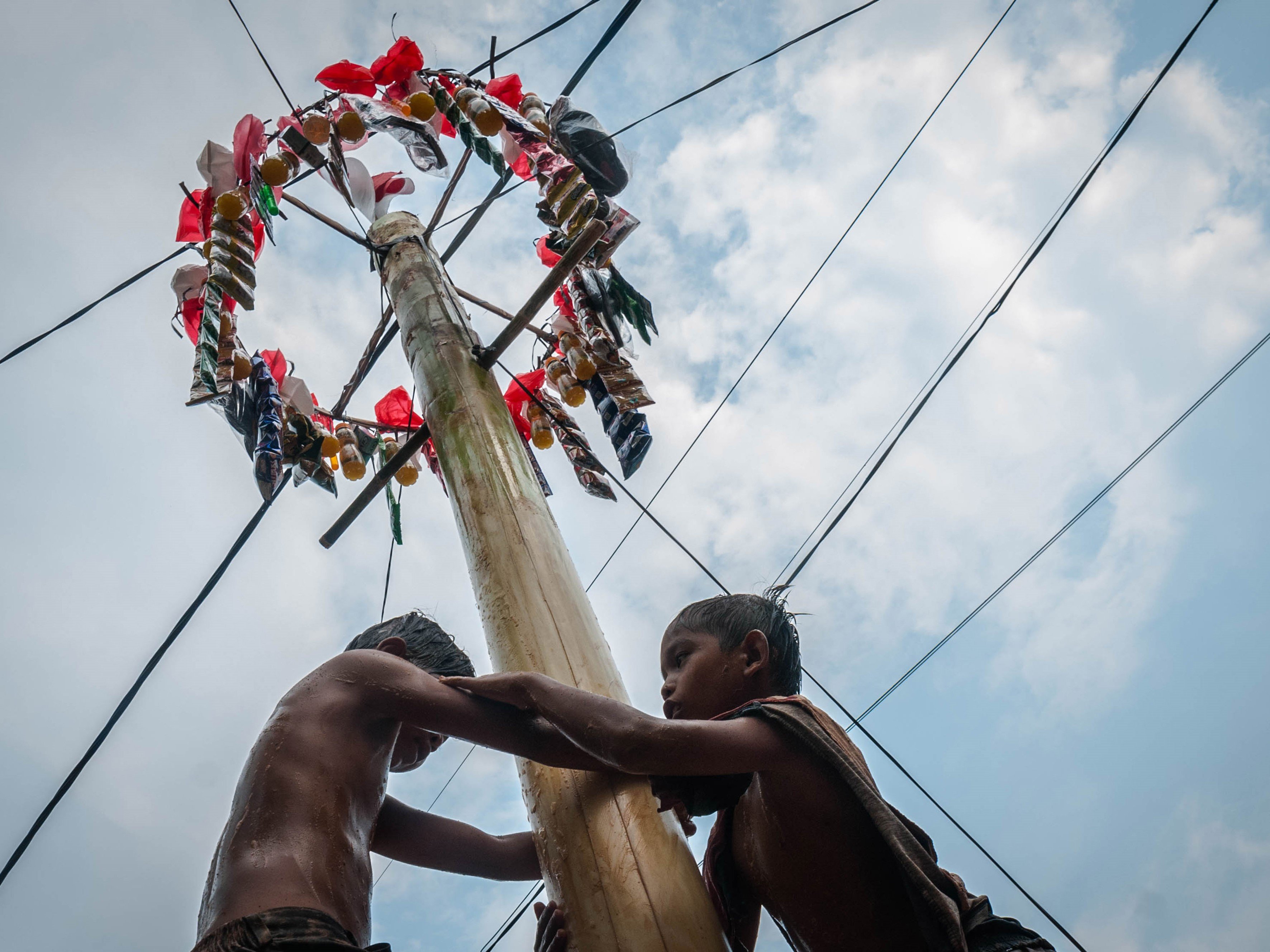 Sejumlah anak mengikuti lomba panjat pinang di Kampung Panyandungan, Lebak, Banten.