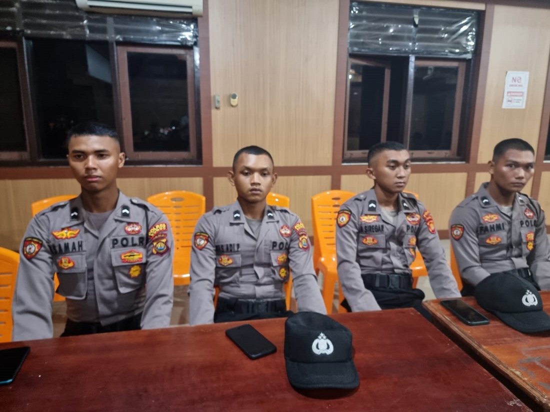 Sebagian dari 20 bintara remaja Polres Bungo, Jambi, di sela pemeriksaan kesehatan fisik setelah mengalami penyiksaan dari seniornya.